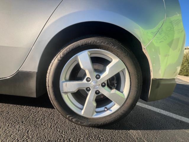 2013 Silver /Black Chevrolet Volt Premium w/ LEP (1G1RF6E44DU) with an 1.4L L4 DOHC 16V PLUG-IN HYBRID engine, Continuously Variable Transmission transmission, located at 1865 East Red Hills Pkwy, St. George, 84770, (435) 628-0023, 37.120850, -113.543640 - We specialize in helping ALL people get the best financing available. No matter your credit score, good, bad or none we can get you an amazing rate. Had a bankruptcy, divorce, or repossessions? We give you the green light to get your credit back on the road. Low down and affordable payments that fit - Photo#11