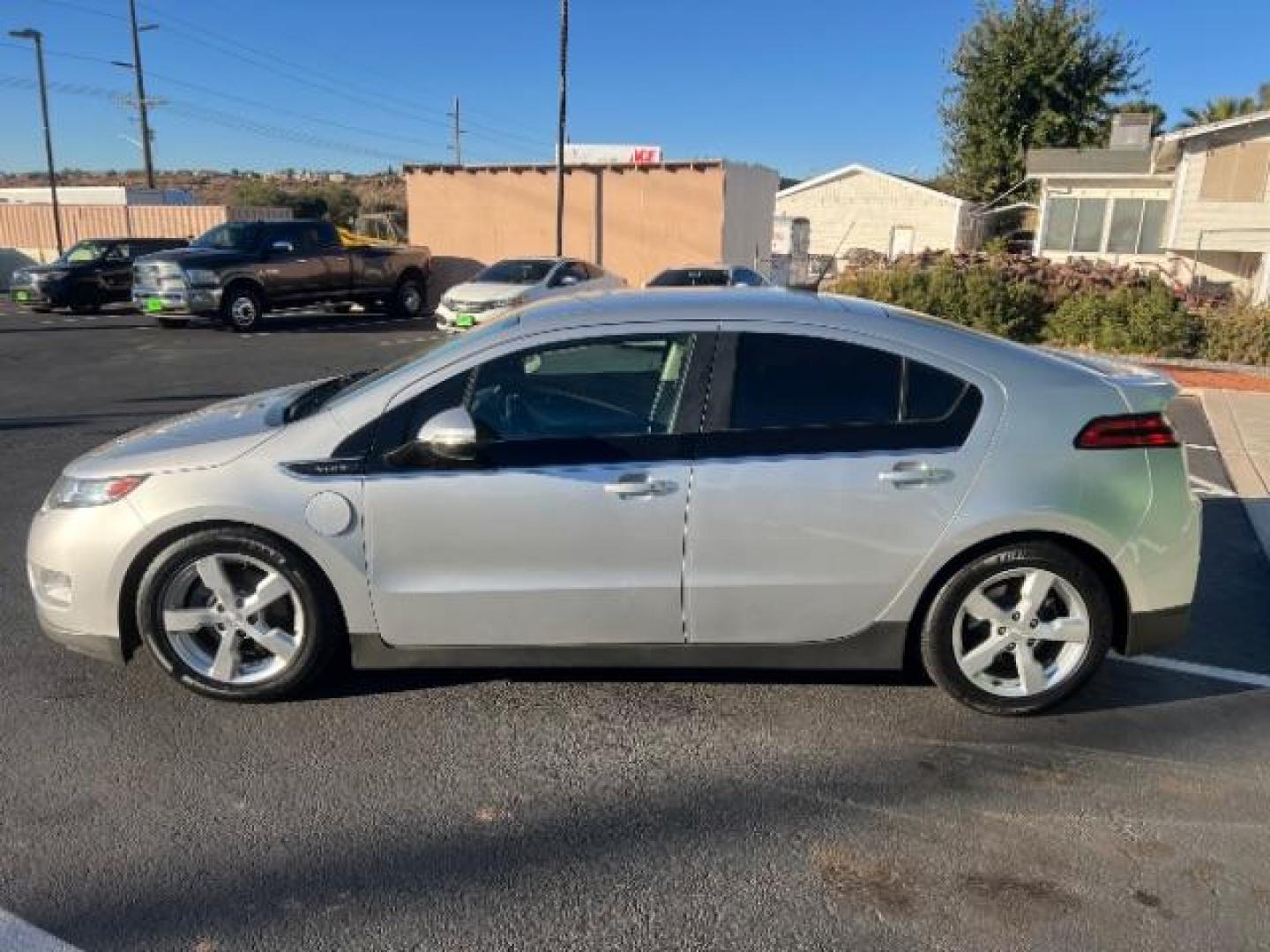 2013 Silver /Black Leather Interior Chevrolet Volt Premium w/ LEP (1G1RF6E44DU) with an 1.4L L4 DOHC 16V PLUG-IN HYBRID engine, Continuously Variable Transmission transmission, located at 1865 East Red Hills Pkwy, St. George, 84770, (435) 628-0023, 37.120850, -113.543640 - ***This vehicle qualifies for the EV/Hybrid tax rebate of up to $4,000*** We are setup with the IRS to recieve direct payments within 72 hours. We file the rebate online with IRS and can credit it to your down payment, reduce the sales price OR give you cashback!! These cars will not last and can o - Photo#3