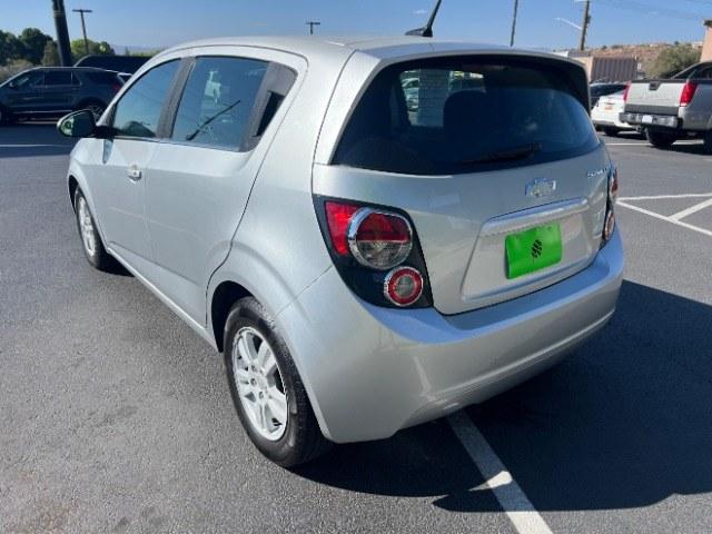 2013 Silver Ice Metallic /Dark Pewter/Dark Titanium Cloth Interior Chevrolet Sonic LT Auto 5-Door (1G1JC6SG9D4) with an 1.8L L4 DOHC 24V engine, 6-Speed Automatic transmission, located at 940 North Main Street, Cedar City, UT, 84720, (435) 628-0023, 37.692936, -113.061897 - We specialize in helping ALL people get the best financing available. No matter your credit score, good, bad or none we can get you an amazing rate. Had a bankruptcy, divorce, or repossessions? We give you the green light to get your credit back on the road. Low down and affordable payments that fit- Photo#4