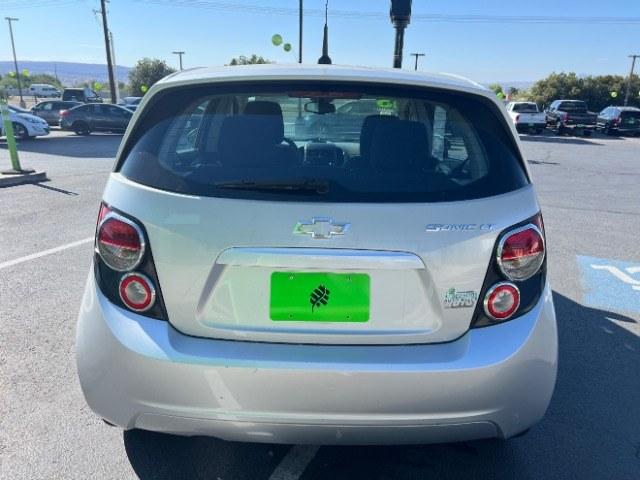 2013 Silver Ice Metallic /Dark Pewter/Dark Titanium Cloth Interior Chevrolet Sonic LT Auto 5-Door (1G1JC6SG9D4) with an 1.8L L4 DOHC 24V engine, 6-Speed Automatic transmission, located at 940 North Main Street, Cedar City, UT, 84720, (435) 628-0023, 37.692936, -113.061897 - We specialize in helping ALL people get the best financing available. No matter your credit score, good, bad or none we can get you an amazing rate. Had a bankruptcy, divorce, or repossessions? We give you the green light to get your credit back on the road. Low down and affordable payments that fit- Photo#5