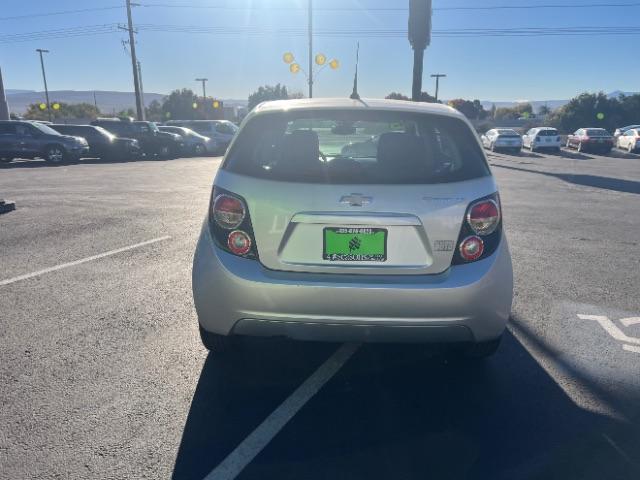 2013 Silver Ice Metallic /Dark Pewter/Dark Titanium Cloth Interior Chevrolet Sonic LT Auto 5-Door (1G1JC6SG9D4) with an 1.8L L4 DOHC 24V engine, 6-Speed Automatic transmission, located at 1865 East Red Hills Pkwy, St. George, 84770, (435) 628-0023, 37.120850, -113.543640 - We specialize in helping ALL people get the best financing available. No matter your credit score, good, bad or none we can get you an amazing rate. Had a bankruptcy, divorce, or repossessions? We give you the green light to get your credit back on the road. Low down and affordable payments that fit - Photo#5