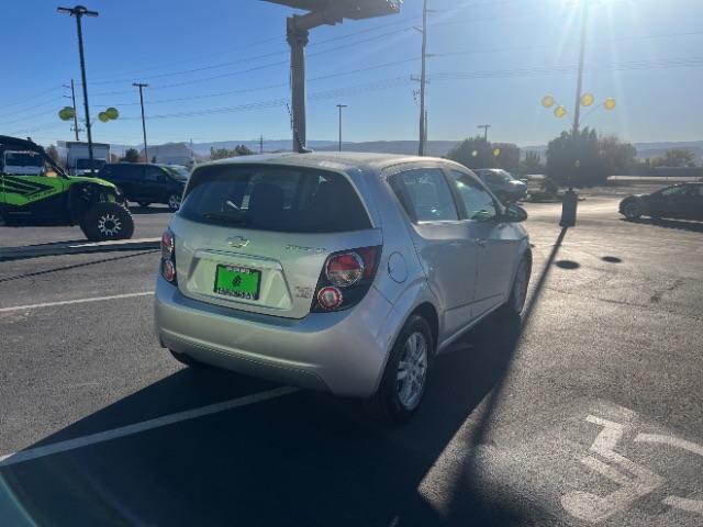 2013 Silver Ice Metallic /Dark Pewter/Dark Titanium Cloth Interior Chevrolet Sonic LT Auto 5-Door (1G1JC6SG9D4) with an 1.8L L4 DOHC 24V engine, 6-Speed Automatic transmission, located at 1865 East Red Hills Pkwy, St. George, 84770, (435) 628-0023, 37.120850, -113.543640 - We specialize in helping ALL people get the best financing available. No matter your credit score, good, bad or none we can get you an amazing rate. Had a bankruptcy, divorce, or repossessions? We give you the green light to get your credit back on the road. Low down and affordable payments that fit - Photo#6