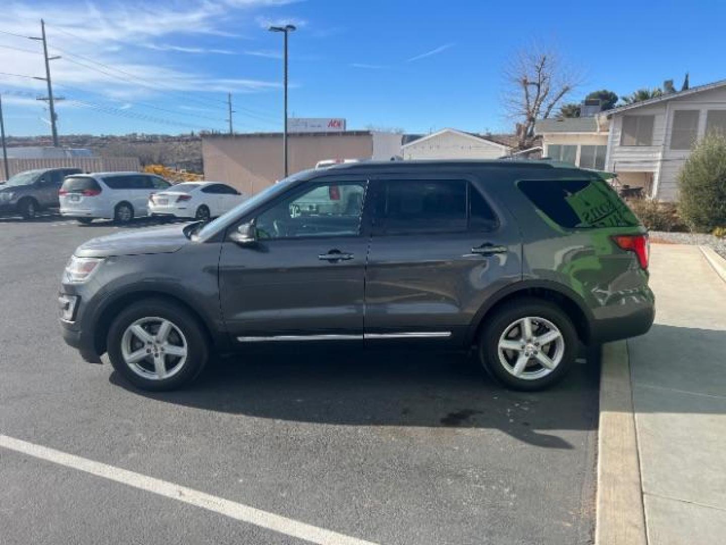 2017 Smoked Quartz Tinted Clearcoat Metallic /Dark Earth w/Ebony Black, leather/sueded microfibe Ford Explorer XLT 4WD (1FM5K8D80HG) with an 3.5L V6 DOHC 24V engine, 6-Speed Automatic transmission, located at 940 North Main Street, Cedar City, UT, 84720, (435) 628-0023, 37.692936, -113.061897 - Photo#3