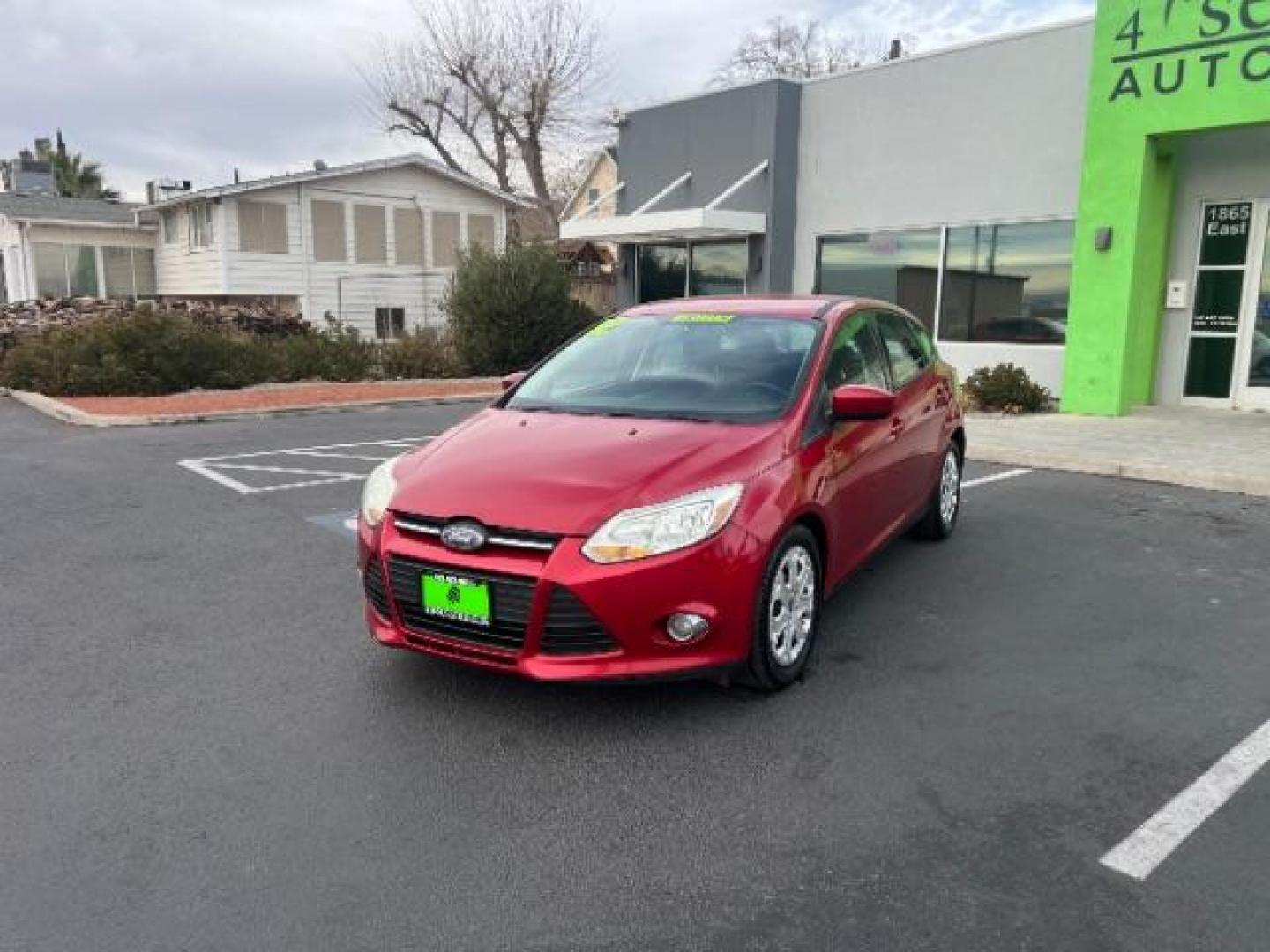 2012 Race Red /Charcoal Black/Metal Gray Cloth Interior Ford Focus SE (1FAHP3K22CL) with an 2.0L L4 DOHC 16V engine, located at 1865 East Red Hills Pkwy, St. George, 84770, (435) 628-0023, 37.120850, -113.543640 - We specialize in helping ALL people get the best financing available. No matter your credit score, good, bad or none we can get you an amazing rate. Had a bankruptcy, divorce, or repossessions? We give you the green light to get your credit back on the road. Low down and affordable payments that fit - Photo#2
