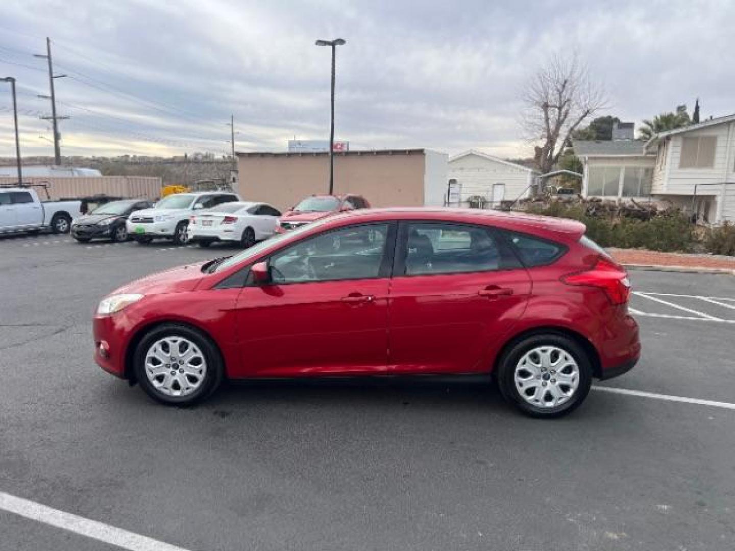 2012 Race Red /Charcoal Black/Metal Gray Cloth Interior Ford Focus SE (1FAHP3K22CL) with an 2.0L L4 DOHC 16V engine, located at 1865 East Red Hills Pkwy, St. George, 84770, (435) 628-0023, 37.120850, -113.543640 - We specialize in helping ALL people get the best financing available. No matter your credit score, good, bad or none we can get you an amazing rate. Had a bankruptcy, divorce, or repossessions? We give you the green light to get your credit back on the road. Low down and affordable payments that fit - Photo#3