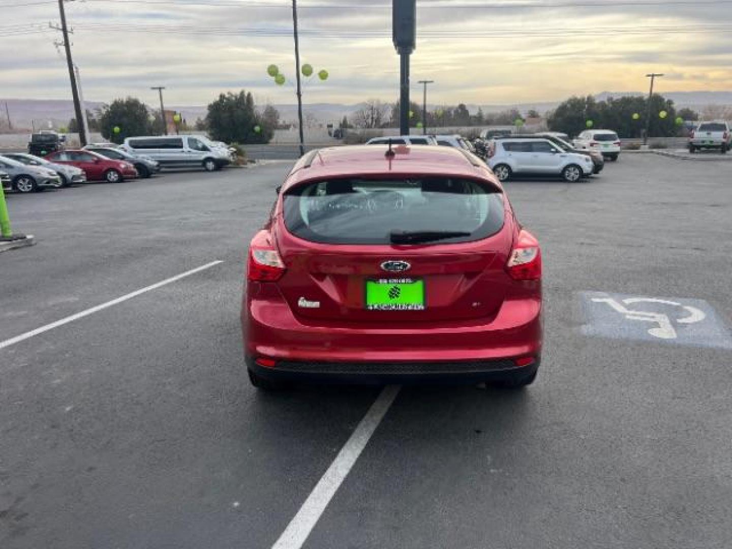 2012 Race Red /Charcoal Black/Metal Gray Cloth Interior Ford Focus SE (1FAHP3K22CL) with an 2.0L L4 DOHC 16V engine, located at 1865 East Red Hills Pkwy, St. George, 84770, (435) 628-0023, 37.120850, -113.543640 - We specialize in helping ALL people get the best financing available. No matter your credit score, good, bad or none we can get you an amazing rate. Had a bankruptcy, divorce, or repossessions? We give you the green light to get your credit back on the road. Low down and affordable payments that fit - Photo#5
