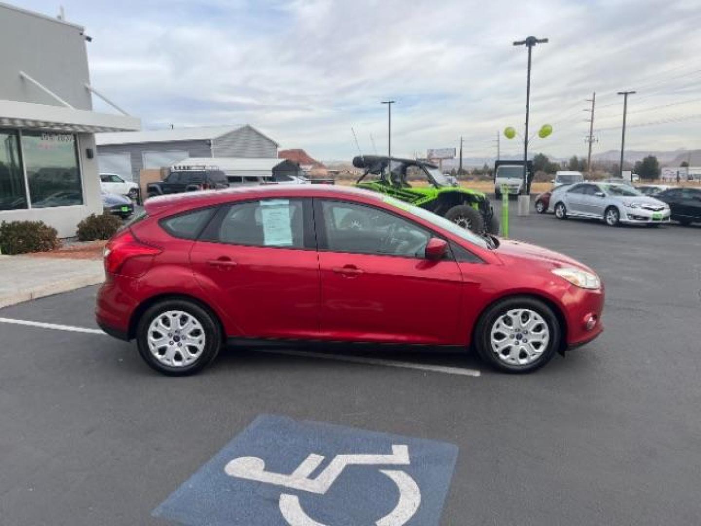 2012 Race Red /Charcoal Black/Metal Gray Cloth Interior Ford Focus SE (1FAHP3K22CL) with an 2.0L L4 DOHC 16V engine, located at 1865 East Red Hills Pkwy, St. George, 84770, (435) 628-0023, 37.120850, -113.543640 - We specialize in helping ALL people get the best financing available. No matter your credit score, good, bad or none we can get you an amazing rate. Had a bankruptcy, divorce, or repossessions? We give you the green light to get your credit back on the road. Low down and affordable payments that fit - Photo#7