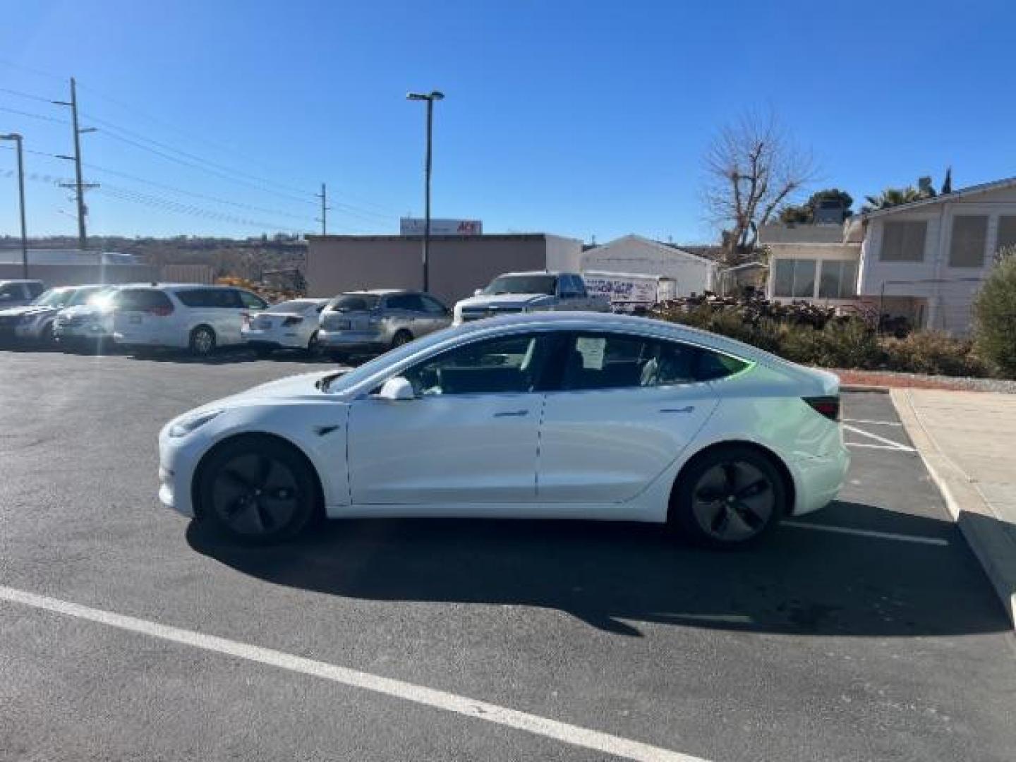 2018 White /Black Tesla Model 3 Long Range (5YJ3E1EB8JF) with an ELECTRIC engine, 1-Speed Automatic transmission, located at 1865 East Red Hills Pkwy, St. George, 84770, (435) 628-0023, 37.120850, -113.543640 - COMING SOON! ****Price includes $4k IRS EV REBATE**** We are setup with IRS to file the rebate directly and take credit off the price of car. Check with IRS EV website to be sure you qualify. Trump has threatened to end rebate so ACT FAST! Excellent AWD, Long Range, 300 miles on full charge, ugrad - Photo#5