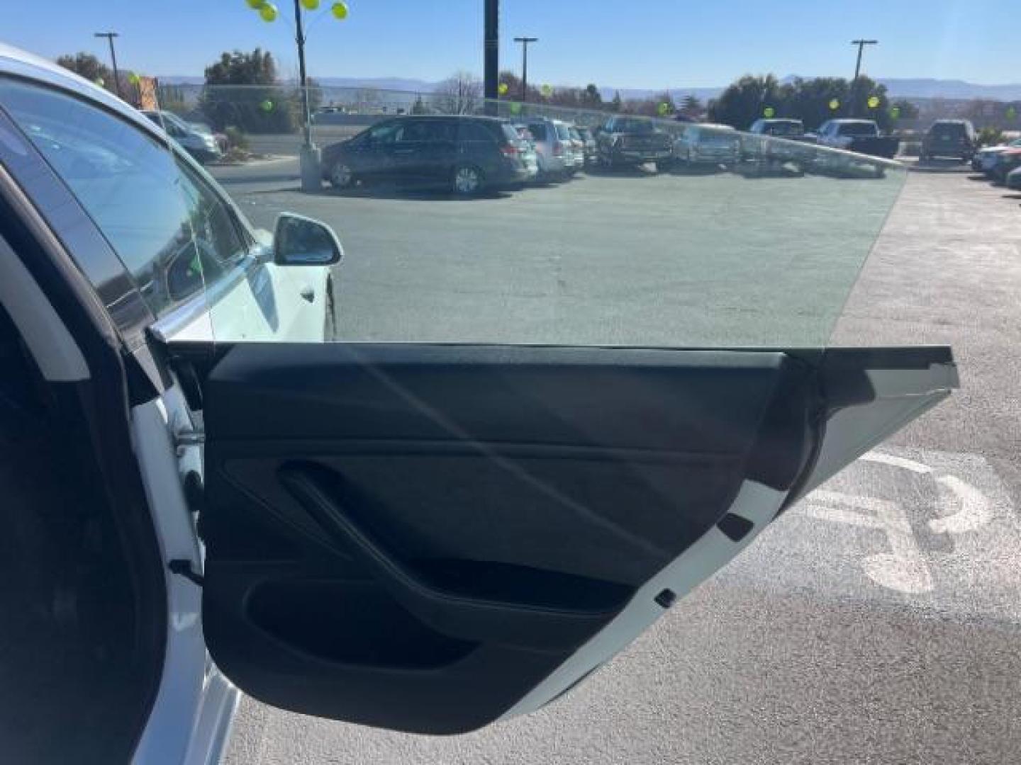 2018 White /Black Tesla Model 3 Long Range (5YJ3E1EB8JF) with an ELECTRIC engine, 1-Speed Automatic transmission, located at 1865 East Red Hills Pkwy, St. George, 84770, (435) 628-0023, 37.120850, -113.543640 - COMING SOON! ****Price includes $4k IRS EV REBATE**** We are setup with IRS to file the rebate directly and take credit off the price of car. Check with IRS EV website to be sure you qualify. Trump has threatened to end rebate so ACT FAST! Excellent AWD, Long Range, 300 miles on full charge, ugrad - Photo#25