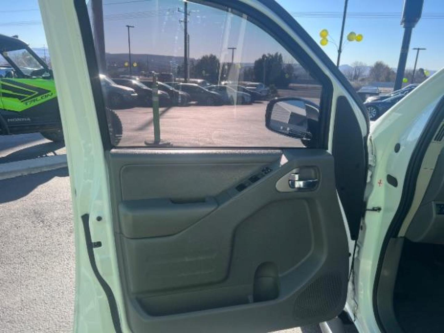 2019 Glacier White /Steel Nissan Frontier SL (1N6AD0EV1KN) with an 4.0L V6 DOHC 24V engine, 5-Speed Automatic transmission, located at 1865 East Red Hills Pkwy, St. George, 84770, (435) 628-0023, 37.120850, -113.543640 - Photo#12