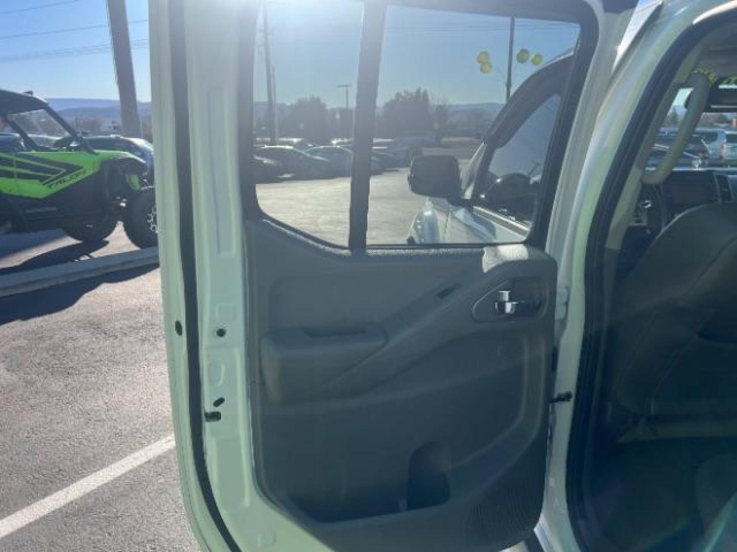 2019 Glacier White /Steel Nissan Frontier SL (1N6AD0EV1KN) with an 4.0L V6 DOHC 24V engine, 5-Speed Automatic transmission, located at 1865 East Red Hills Pkwy, St. George, 84770, (435) 628-0023, 37.120850, -113.543640 - Photo#21