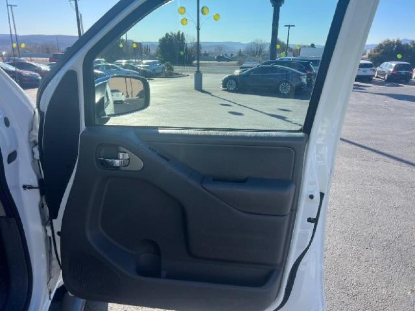 2019 Glacier White /Steel Nissan Frontier SL (1N6AD0EV1KN) with an 4.0L V6 DOHC 24V engine, 5-Speed Automatic transmission, located at 1865 East Red Hills Pkwy, St. George, 84770, (435) 628-0023, 37.120850, -113.543640 - Photo#27