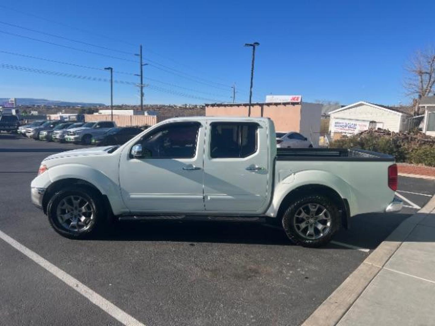 2019 Glacier White /Steel Nissan Frontier SL (1N6AD0EV1KN) with an 4.0L V6 DOHC 24V engine, 5-Speed Automatic transmission, located at 1865 East Red Hills Pkwy, St. George, 84770, (435) 628-0023, 37.120850, -113.543640 - Photo#3