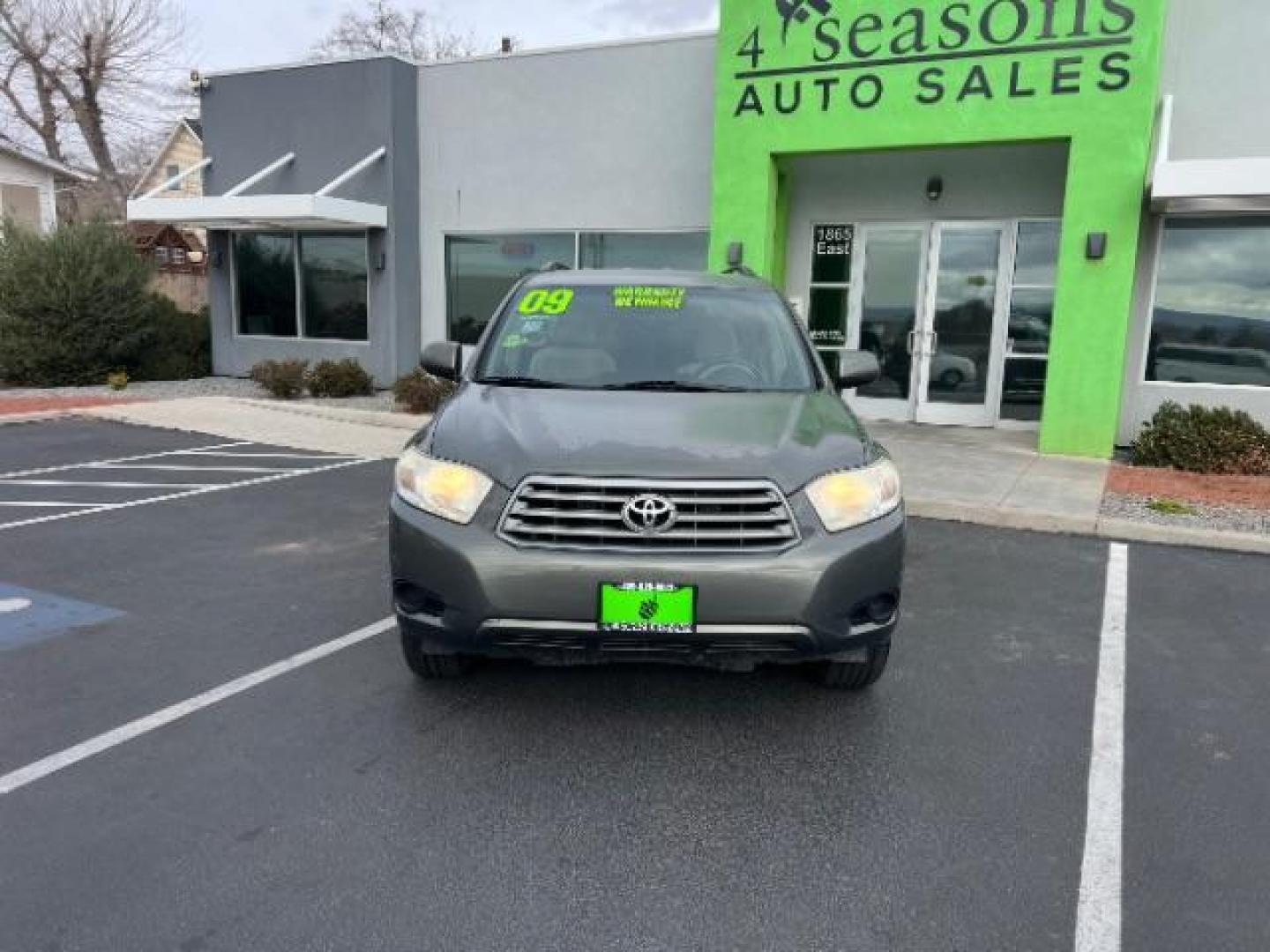 2009 Gray /Black Interior Toyota Highlander Base 2WD (JTEDA41A592) with an 3.5L V6 DOHC 24V engine, 5-Speed Automatic transmission, located at 940 North Main Street, Cedar City, UT, 84720, (435) 628-0023, 37.692936, -113.061897 - Photo#1