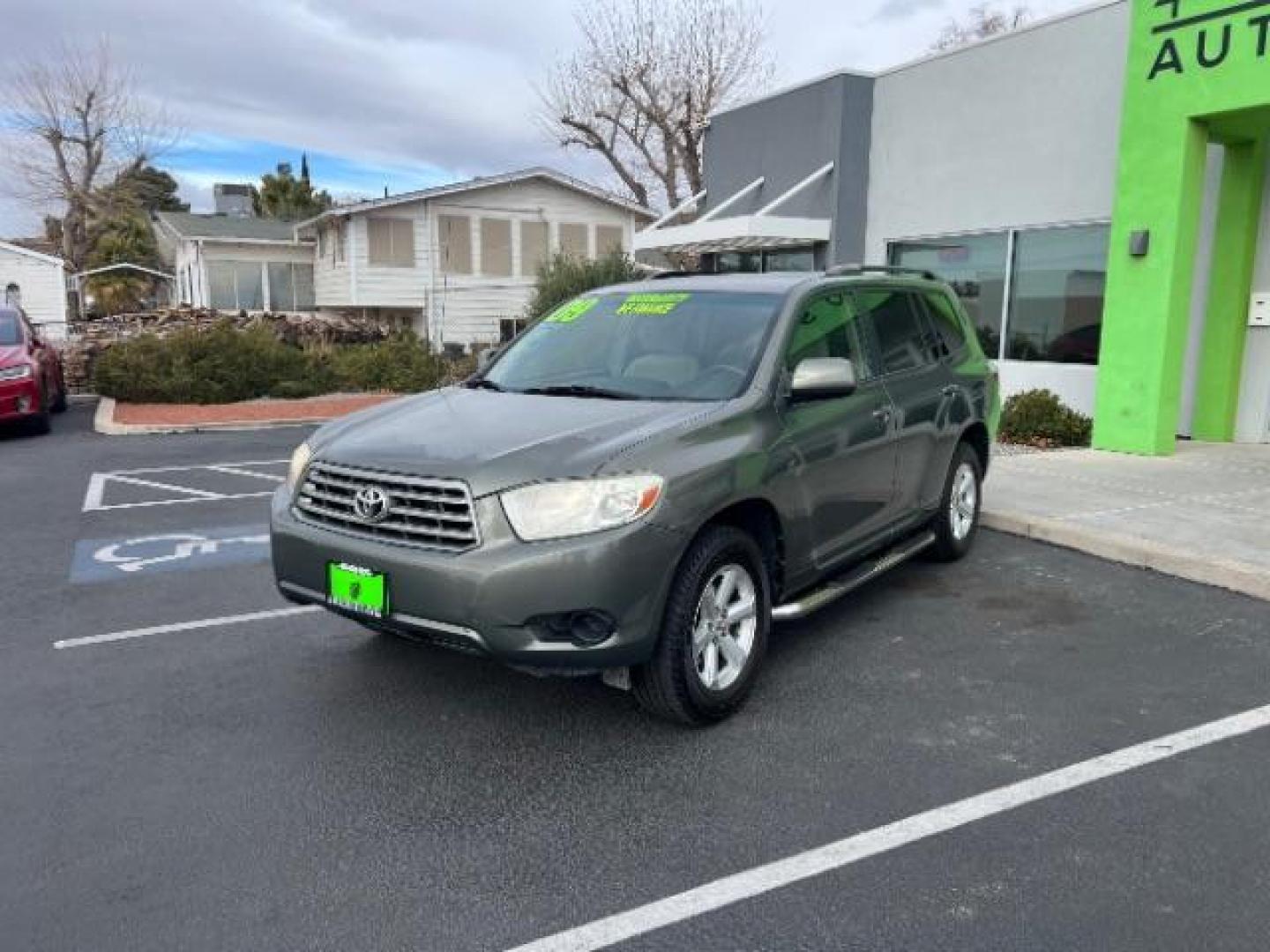 2009 Gray /Black Interior Toyota Highlander Base 2WD (JTEDA41A592) with an 3.5L V6 DOHC 24V engine, 5-Speed Automatic transmission, located at 940 North Main Street, Cedar City, UT, 84720, (435) 628-0023, 37.692936, -113.061897 - Photo#2