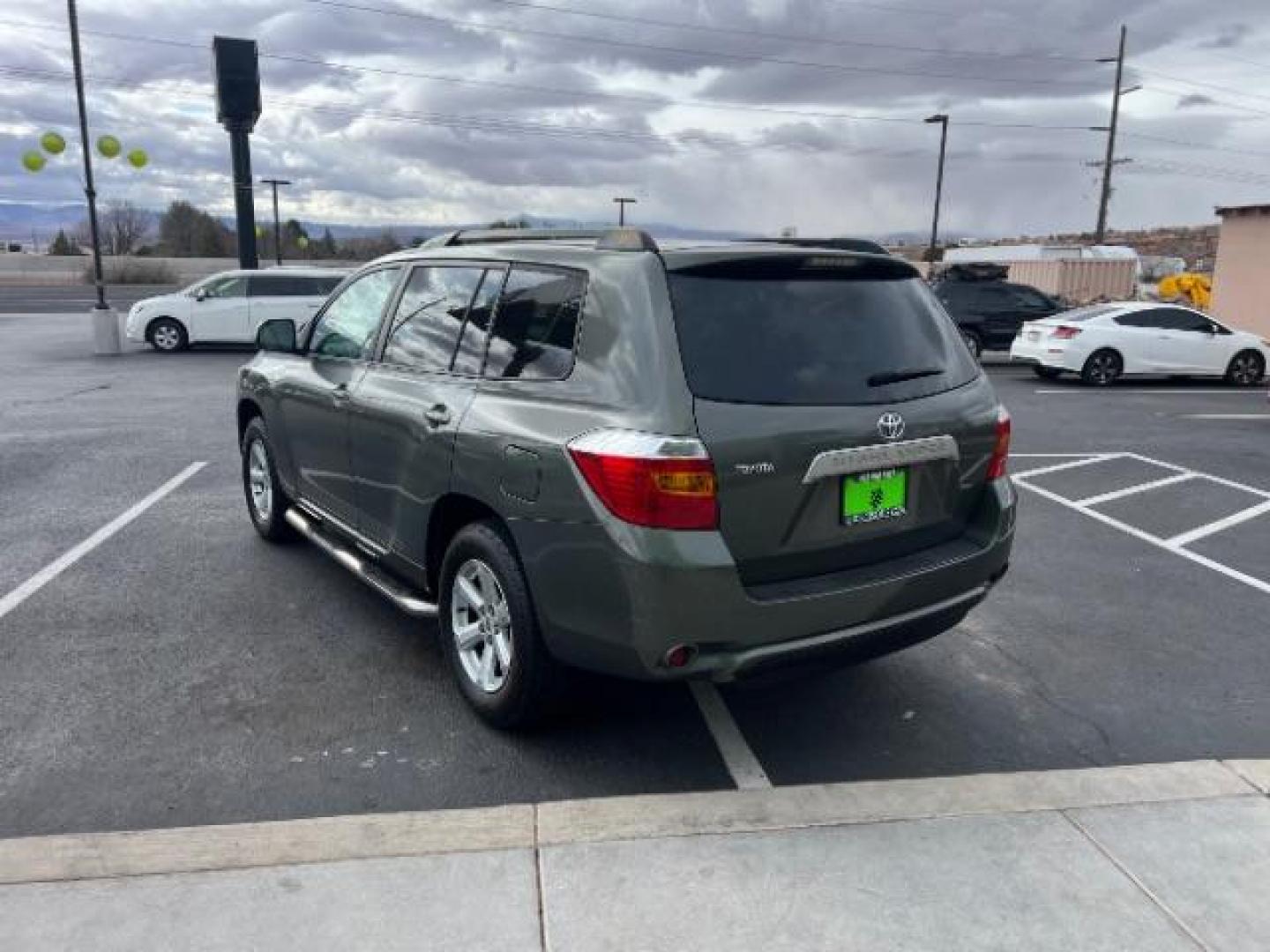 2009 Gray /Black Interior Toyota Highlander Base 2WD (JTEDA41A592) with an 3.5L V6 DOHC 24V engine, 5-Speed Automatic transmission, located at 940 North Main Street, Cedar City, UT, 84720, (435) 628-0023, 37.692936, -113.061897 - Photo#4
