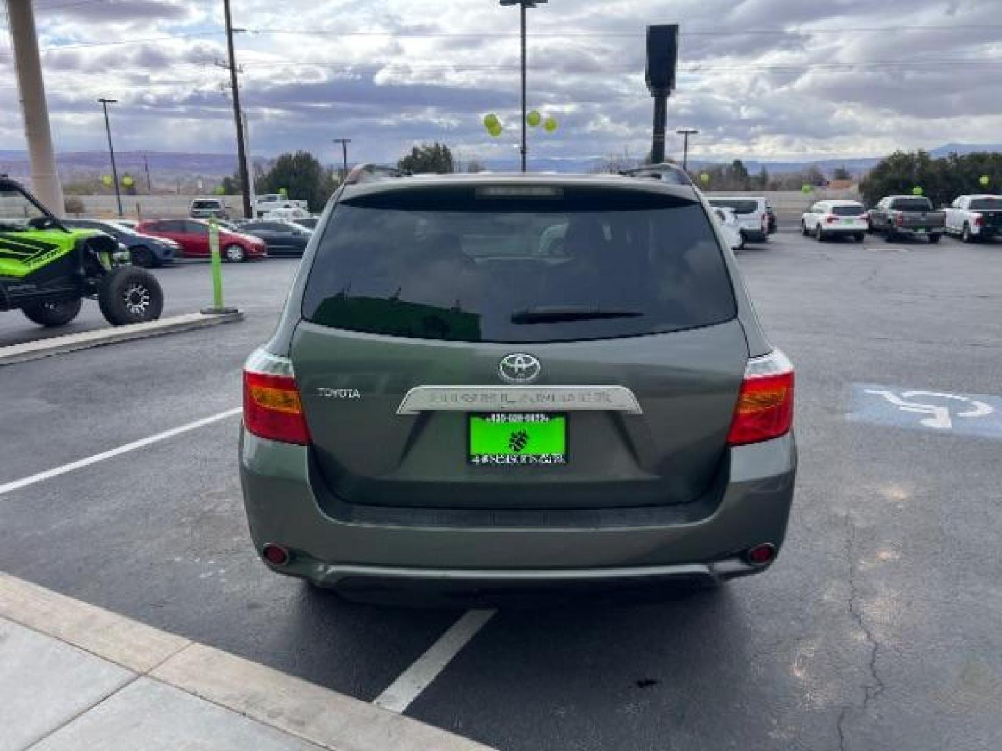 2009 Gray /Black Interior Toyota Highlander Base 2WD (JTEDA41A592) with an 3.5L V6 DOHC 24V engine, 5-Speed Automatic transmission, located at 940 North Main Street, Cedar City, UT, 84720, (435) 628-0023, 37.692936, -113.061897 - Photo#5
