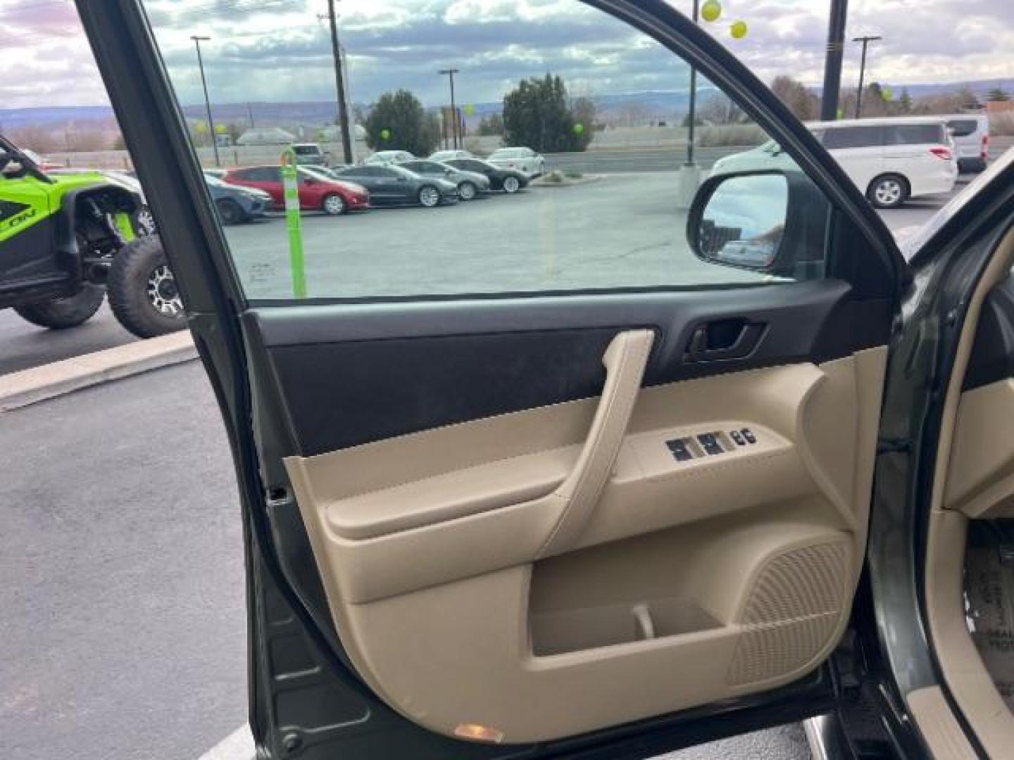 2009 Gray /Black Interior Toyota Highlander Base 2WD (JTEDA41A592) with an 3.5L V6 DOHC 24V engine, 5-Speed Automatic transmission, located at 940 North Main Street, Cedar City, UT, 84720, (435) 628-0023, 37.692936, -113.061897 - Photo#12