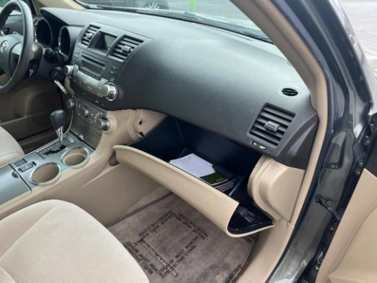 2009 Gray /Black Interior Toyota Highlander Base 2WD (JTEDA41A592) with an 3.5L V6 DOHC 24V engine, 5-Speed Automatic transmission, located at 940 North Main Street, Cedar City, UT, 84720, (435) 628-0023, 37.692936, -113.061897 - Photo#33