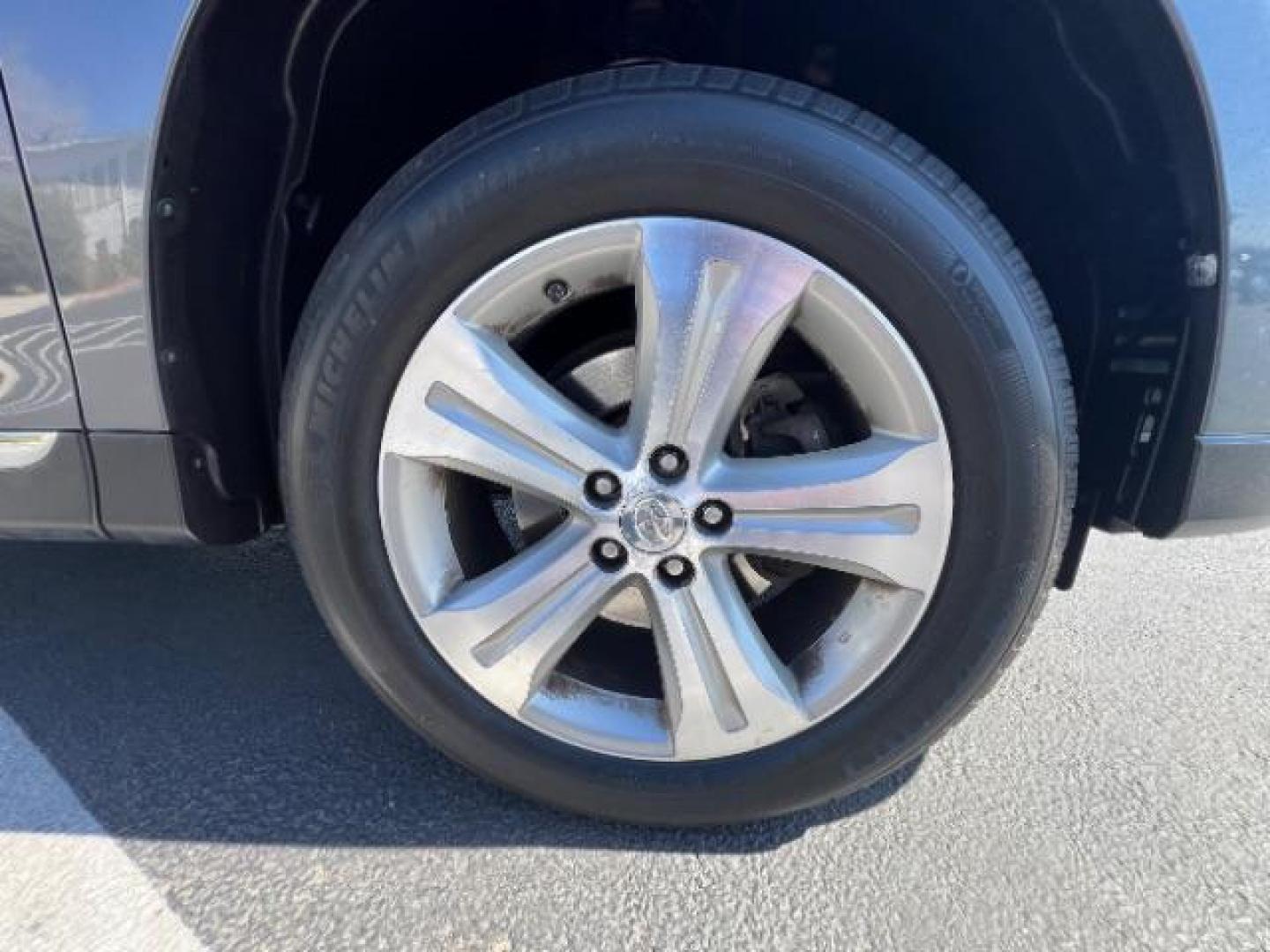 2013 Magnetic Gray Metallic /Gray Toyota Highlander Limited V6 (5TDYK3EH0DS) with an 3.5L V6 DOHC 24V engine, 5-Speed Automatic transmission, located at 1865 East Red Hills Pkwy, St. George, 84770, (435) 628-0023, 37.120850, -113.543640 - We specialize in helping ALL people get the best financing available. No matter your credit score, good, bad or none we can get you an amazing rate. Had a bankruptcy, divorce, or repossessions? We give you the green light to get your credit back on the road. Low down and affordable payments that fit - Photo#10