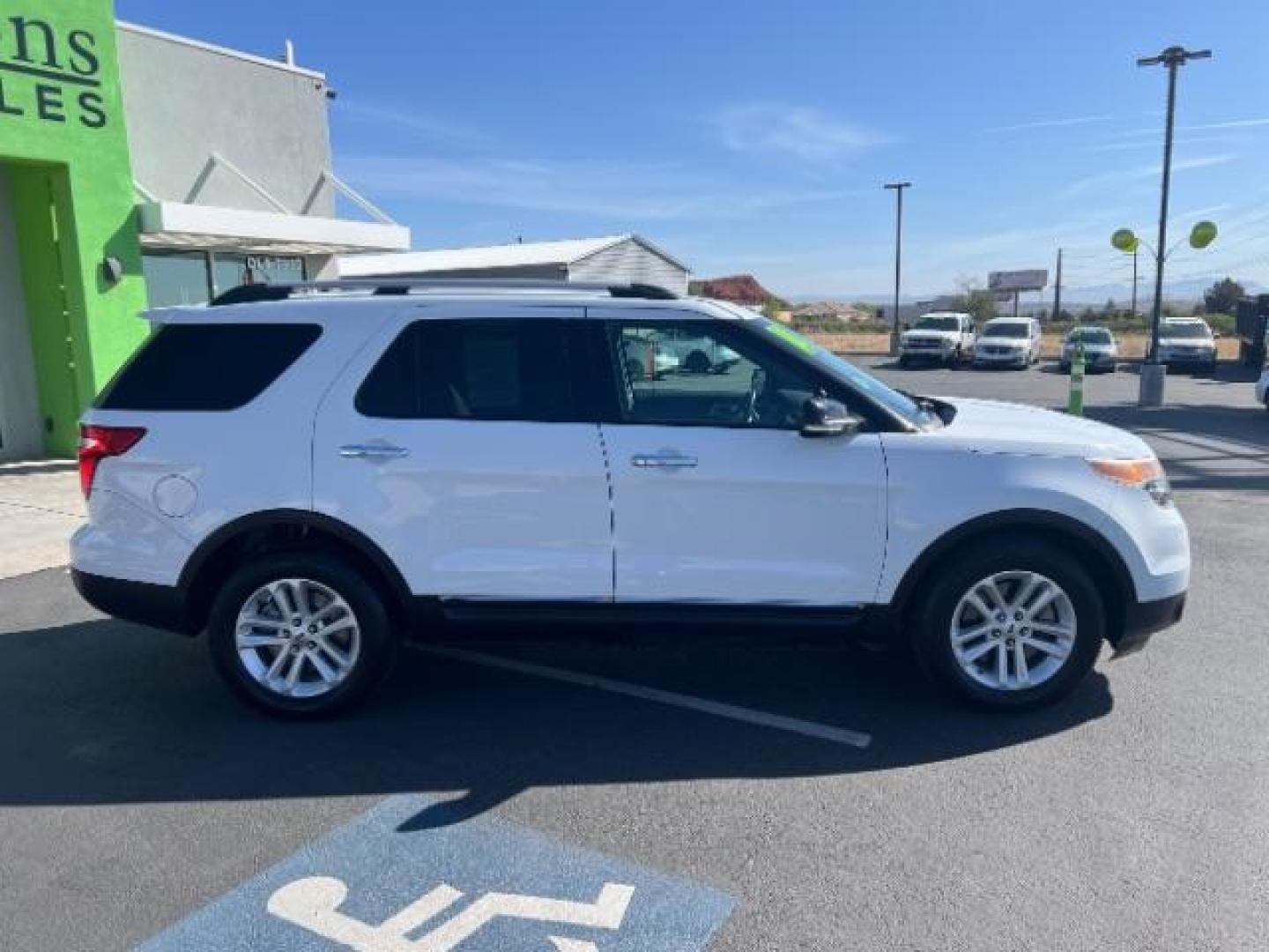 2014 White Platinum Metallic Tri-Coat /Charcoal Black Ford Explorer XLT (1FM5K7D82EG) with an 3.5L V-6 DOHC engine, located at 1865 East Red Hills Pkwy, St. George, 84770, (435) 628-0023, 37.120850, -113.543640 - We specialize in helping ALL people get the best financing available. No matter your credit score, good, bad or none we can get you an amazing rate. Had a bankruptcy, divorce, or repossessions? We give you the green light to get your credit back on the road. Low down and affordable payments that fit - Photo#7