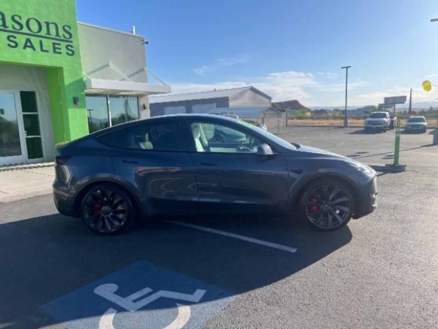 2022 Midnight Silver Metallic /Black Tesla Model Y Performance Dual Motor All-Wheel Drive (7SAYGDEF9NF) with an 2.0L L4 DOHC 16V TUR engine, Continuously Variable Transmission transmission, located at 1865 East Red Hills Pkwy, St. George, 84770, (435) 628-0023, 37.120850, -113.543640 - ****Price includes $4k IRS EV REBATE**** We are setup with IRS to file the rebate directly and take credit off the price of car. Check with IRS EV website to be sure you qualify. Trump has threatened to end rebate so ACT FAST! Full battery and motor warranty up to 120k miles We are THE southern - Photo#9