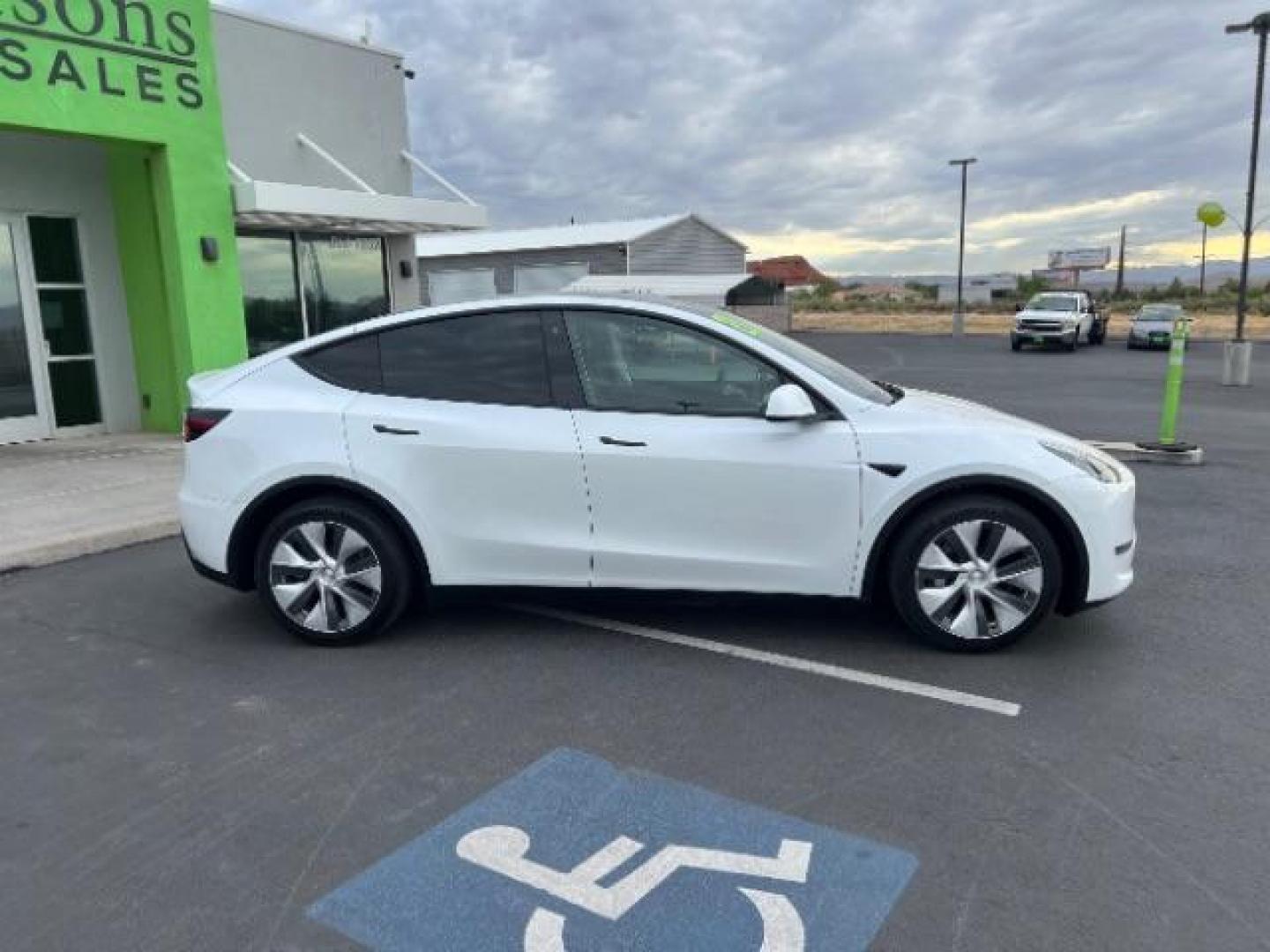 2021 Pearl White Multi-Coat /Black Tesla Model Y Long Range Dual Motor All-Wheel Drive (5YJYGDEE3MF) with an ELECTRIC engine, Continuously Variable Transmission transmission, located at 1865 East Red Hills Pkwy, St. George, 84770, (435) 628-0023, 37.120850, -113.543640 - Great condition, NEW HV Battery pack just installed by TESLA! Gets 325 miles on a full charge. Acceleration Boost Paid $2k Value Full battery and motor warranty up to 120k miles We are THE southern utah Tesla Experts. Call or text for more info - Photo#9