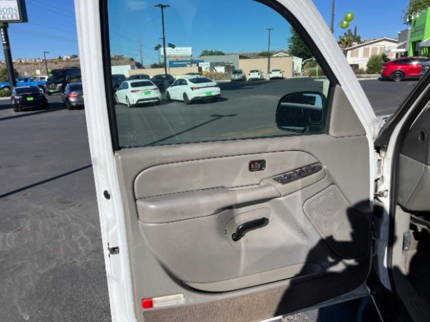 2004 Summit White /Tan/Neutral Chevrolet Tahoe LS (1GNEC13V44R) with an Vortec 4.8L V-8 regular unleaded engine, Automatic transmission, located at 1865 East Red Hills Pkwy, St. George, 84770, (435) 628-0023, 37.120850, -113.543640 - This vehicle is a Mechanic Special. This means it will need some love. Runs a drives fine but has body damage, leaks or other mechanical issues. It did NOT pass our 50 point inspection. Get a great deal on a less than perfect car. These cars do NOT qualify for our in house financing. Cash and carry, - Photo#7
