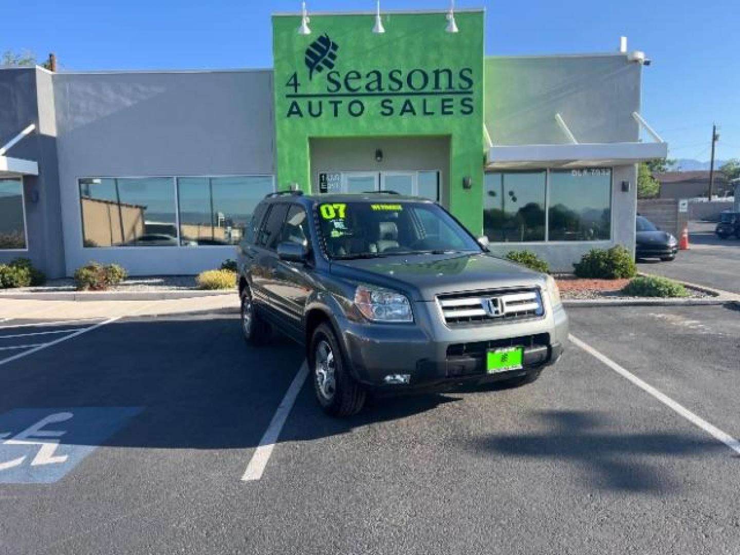 2007 Nimbus Gray Metallic /Gray Honda Pilot EX-L (5FNYF287X7B) with an 3.5L V-6 i-VTEC VCM variable valve control engine, Automatic transmission, located at 1865 East Red Hills Pkwy, St. George, 84770, (435) 628-0023, 37.120850, -113.543640 - We specialize in helping ALL people get the best financing available. No matter your credit score, good, bad or none we can get you an amazing rate. Had a bankruptcy, divorce, or repossessions? We give you the green light to get your credit back on the road. Low down and affordable payments that fit - Photo#0