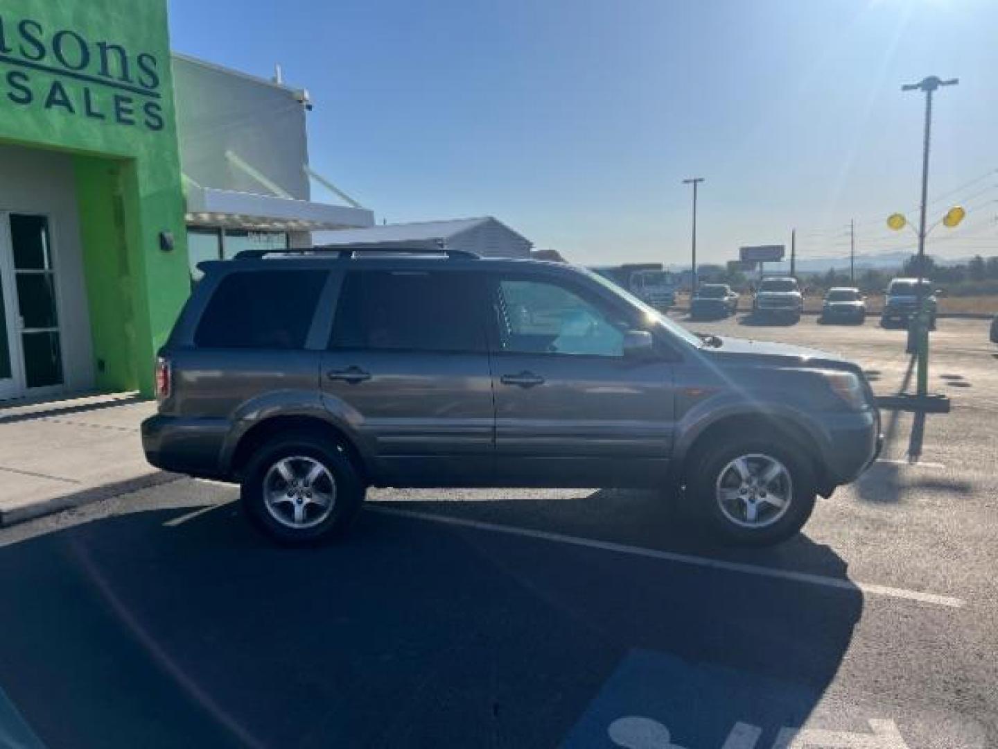 2007 Nimbus Gray Metallic /Gray Honda Pilot EX-L (5FNYF287X7B) with an 3.5L V-6 i-VTEC VCM variable valve control engine, Automatic transmission, located at 1865 East Red Hills Pkwy, St. George, 84770, (435) 628-0023, 37.120850, -113.543640 - We specialize in helping ALL people get the best financing available. No matter your credit score, good, bad or none we can get you an amazing rate. Had a bankruptcy, divorce, or repossessions? We give you the green light to get your credit back on the road. Low down and affordable payments that fit - Photo#7