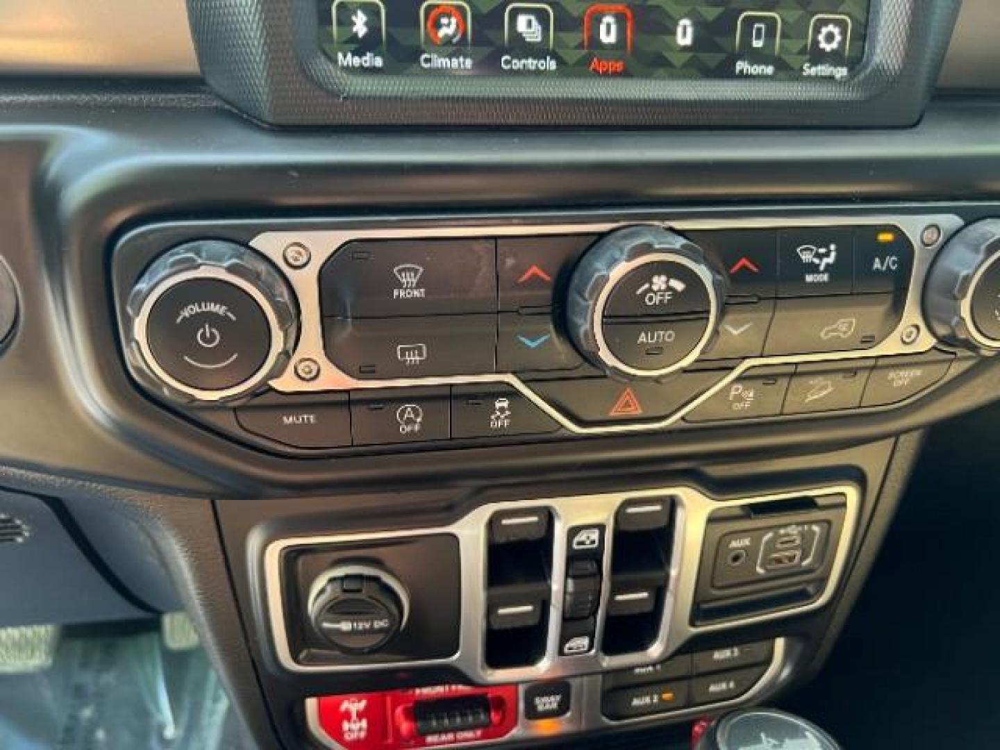 2018 Bright White Clearcoat /Black/Heritage Tan Jeep Wrangler Unlimited Rubicon 4x4 (1C4HJXFG6JW) with an Pentastar 3.6L V-6 DOHC engine, Automatic transmission, located at 940 North Main Street, Cedar City, UT, 84720, (435) 628-0023, 37.692936, -113.061897 - We specialize in helping ALL people get the best financing available. No matter your credit score, good, bad or none we can get you an amazing rate. Had a bankruptcy, divorce, or repossessions? We give you the green light to get your credit back on the road. Low down and affordable payments that fit - Photo#25