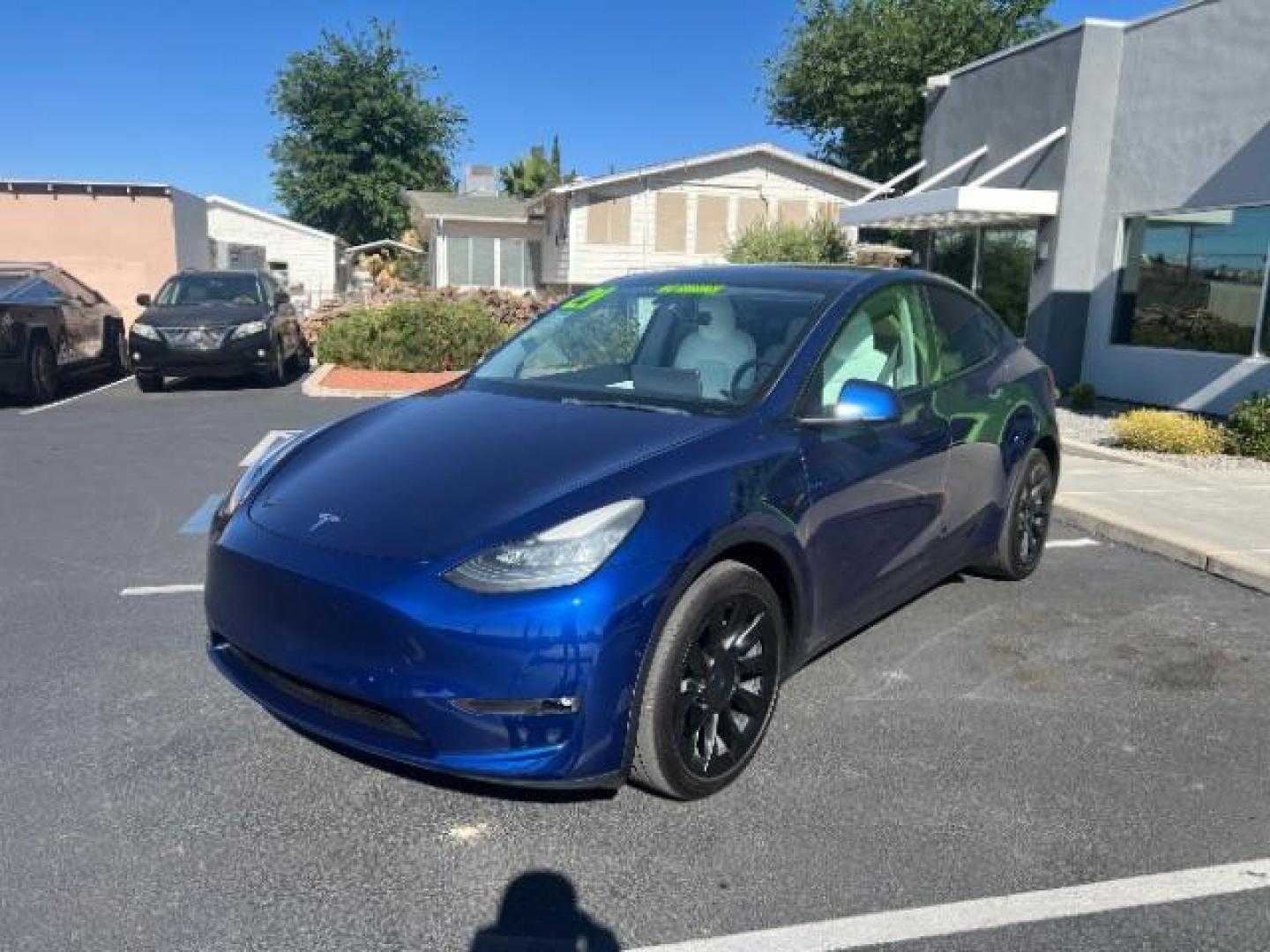 2021 Deep Blue Metallic /Black Tesla Model Y Long Range Dual Motor All-Wheel Drive (5YJYGDEE2MF) with an Electric engine, AUTOMATIC transmission, located at 1865 East Red Hills Pkwy, St. George, 84770, (435) 628-0023, 37.120850, -113.543640 - Excellent Model Y in rare color combo blue on white. Gets 260 miles on full charge. Full battery and motor warranty up to 120k miles Financing for ALL credit types. Aftermarket battery warranty available. We are THE southern Utah Tesla Experts. Call or text for more info - Photo#4