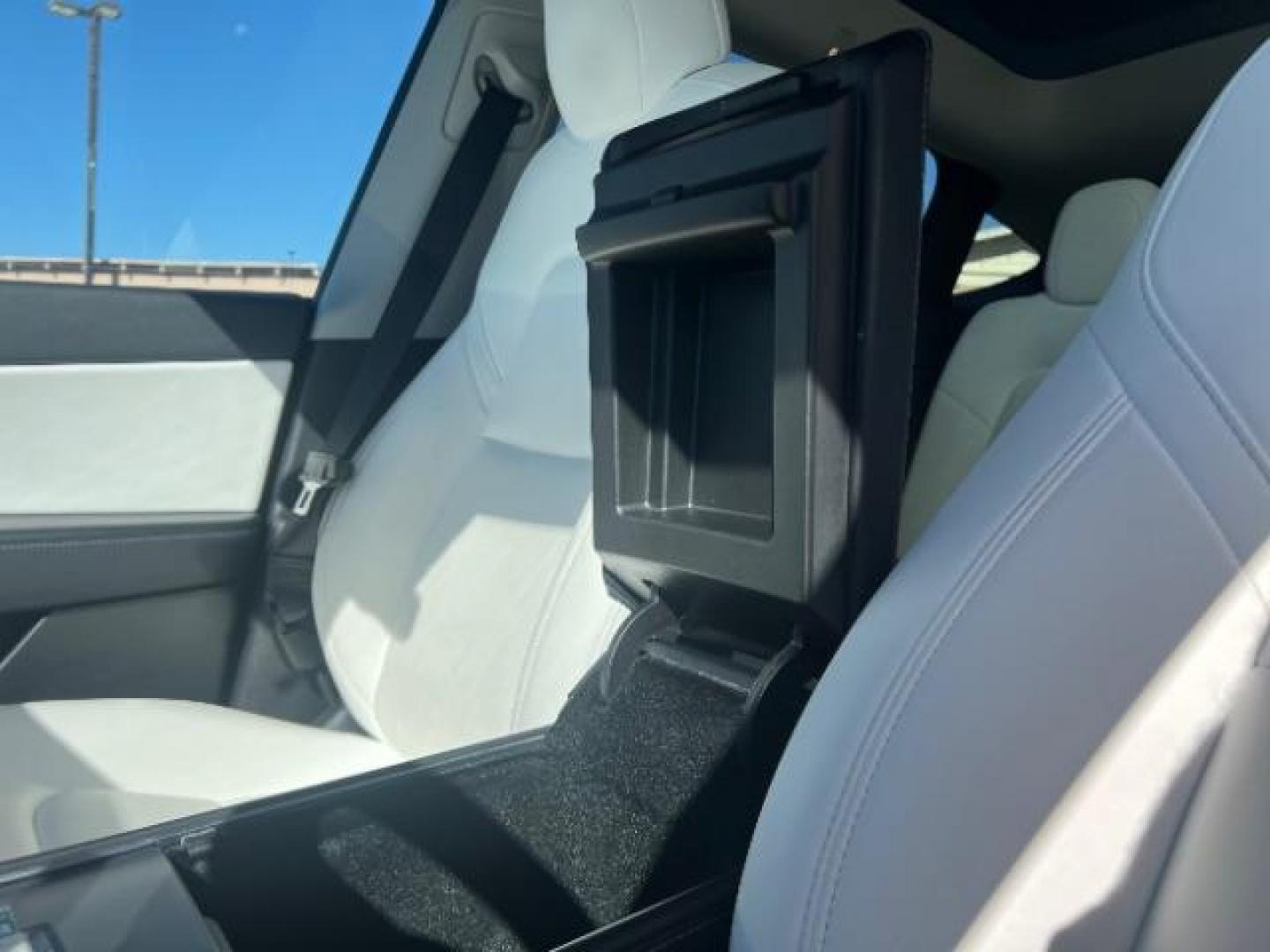 2021 Deep Blue Metallic /Black Tesla Model Y Long Range Dual Motor All-Wheel Drive (5YJYGDEE2MF) with an Electric engine, AUTOMATIC transmission, located at 1865 East Red Hills Pkwy, St. George, 84770, (435) 628-0023, 37.120850, -113.543640 - Excellent Model Y in rare color combo blue on white. Gets 260 miles on full charge. Full battery and motor warranty up to 120k miles Financing for ALL credit types. Aftermarket battery warranty available. We are THE southern Utah Tesla Experts. Call or text for more info - Photo#19