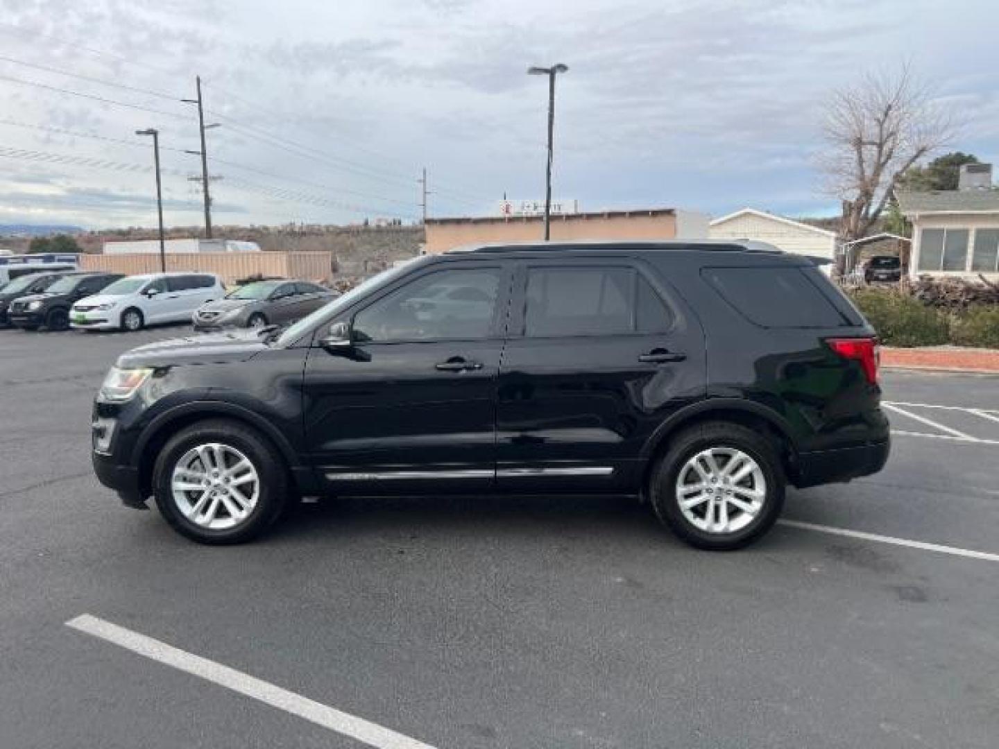 2017 Shadow Black /Ebony Black Ford Explorer XLT (1FM5K7D86HG) with an EcoBoost 2.3L I-4 gasoline direct injection engine, AUTOMATIC transmission, located at 1865 East Red Hills Pkwy, St. George, 84770, (435) 628-0023, 37.120850, -113.543640 - We specialize in helping ALL people get the best financing available. No matter your credit score, good, bad or none we can get you an amazing rate. Had a bankruptcy, divorce, or repossessions? We give you the green light to get your credit back on the road. Low down and affordable payments that fit - Photo#3