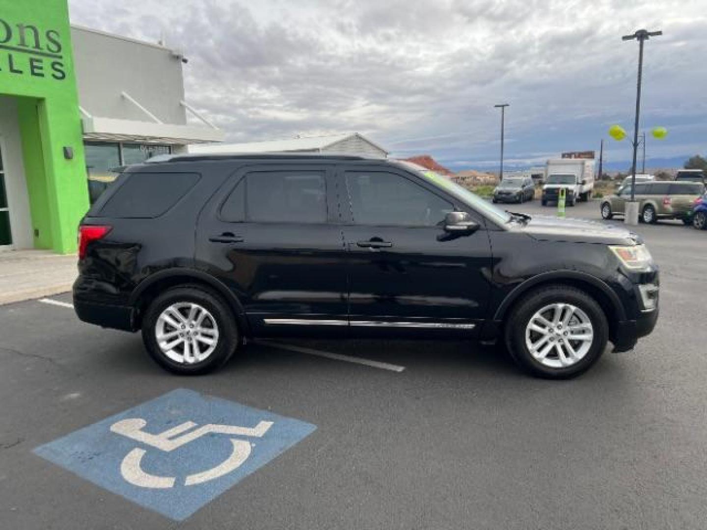 2017 Shadow Black /Ebony Black Ford Explorer XLT (1FM5K7D86HG) with an EcoBoost 2.3L I-4 gasoline direct injection engine, AUTOMATIC transmission, located at 1865 East Red Hills Pkwy, St. George, 84770, (435) 628-0023, 37.120850, -113.543640 - We specialize in helping ALL people get the best financing available. No matter your credit score, good, bad or none we can get you an amazing rate. Had a bankruptcy, divorce, or repossessions? We give you the green light to get your credit back on the road. Low down and affordable payments that fit - Photo#7