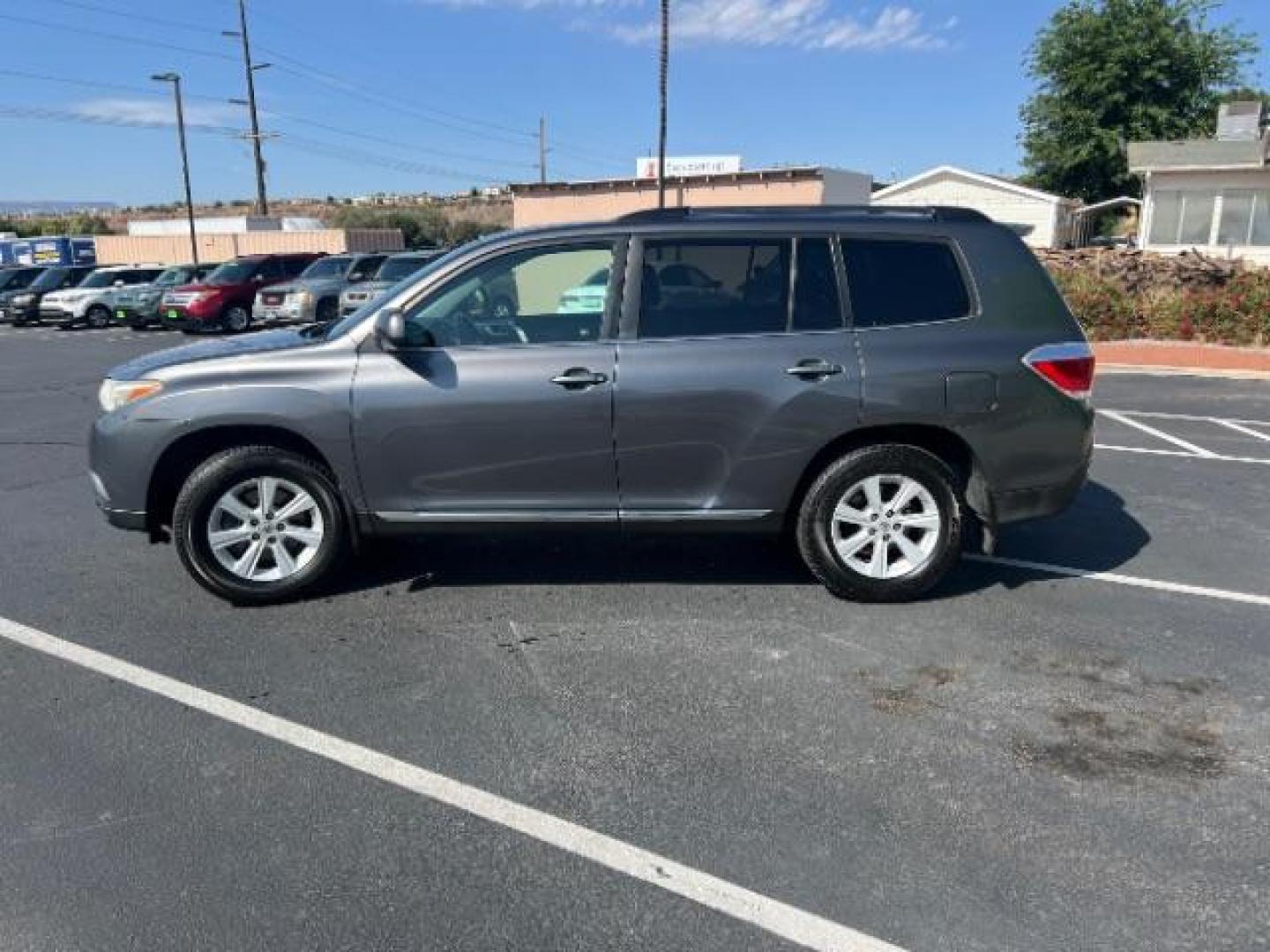 2013 Magnetic Gray Metallic /Black Toyota Highlander Base V6 | SE V6 | Base Plus V6 (5TDZK3EH6DS) with an 3.5L V-6 DOHC engine, AUTOMATIC transmission, located at 1865 East Red Hills Pkwy, St. George, 84770, (435) 628-0023, 37.120850, -113.543640 - We specialize in helping ALL people get the best financing available. No matter your credit score, good, bad or none we can get you an amazing rate. Had a bankruptcy, divorce, or repossessions? We give you the green light to get your credit back on the road. Low down and affordable payments that fit - Photo#3