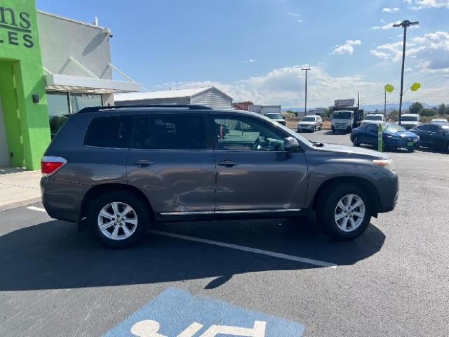 2013 Magnetic Gray Metallic /Black Toyota Highlander Base V6 | SE V6 | Base Plus V6 (5TDZK3EH6DS) with an 3.5L V-6 DOHC engine, AUTOMATIC transmission, located at 1865 East Red Hills Pkwy, St. George, 84770, (435) 628-0023, 37.120850, -113.543640 - We specialize in helping ALL people get the best financing available. No matter your credit score, good, bad or none we can get you an amazing rate. Had a bankruptcy, divorce, or repossessions? We give you the green light to get your credit back on the road. Low down and affordable payments that fit - Photo#7
