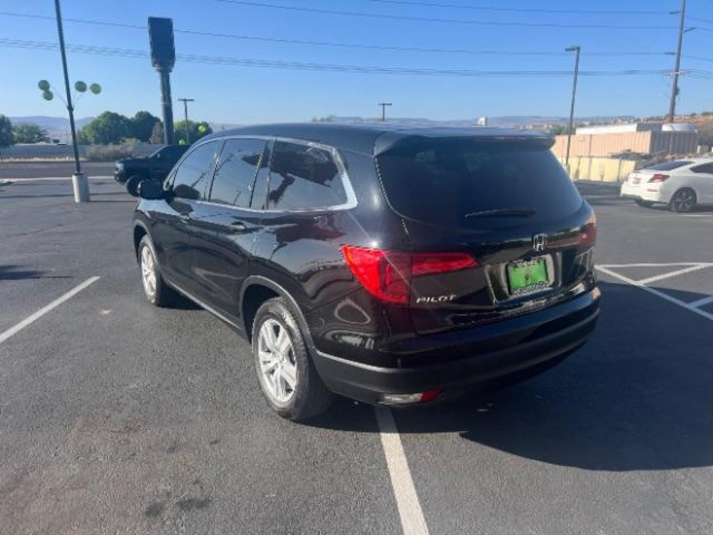 2018 Black Forest Pearl /Gray Honda Pilot LX (5FNYF5H13JB) with an 3.5L V-6 gasoline direct injection engine, AUTOMATIC transmission, located at 940 North Main Street, Cedar City, UT, 84720, (435) 628-0023, 37.692936, -113.061897 - We specialize in helping ALL people get the best financing available. No matter your credit score, good, bad or none we can get you an amazing rate. Had a bankruptcy, divorce, or repossessions? We give you the green light to get your credit back on the road. Low down and affordable payments that fit - Photo#4