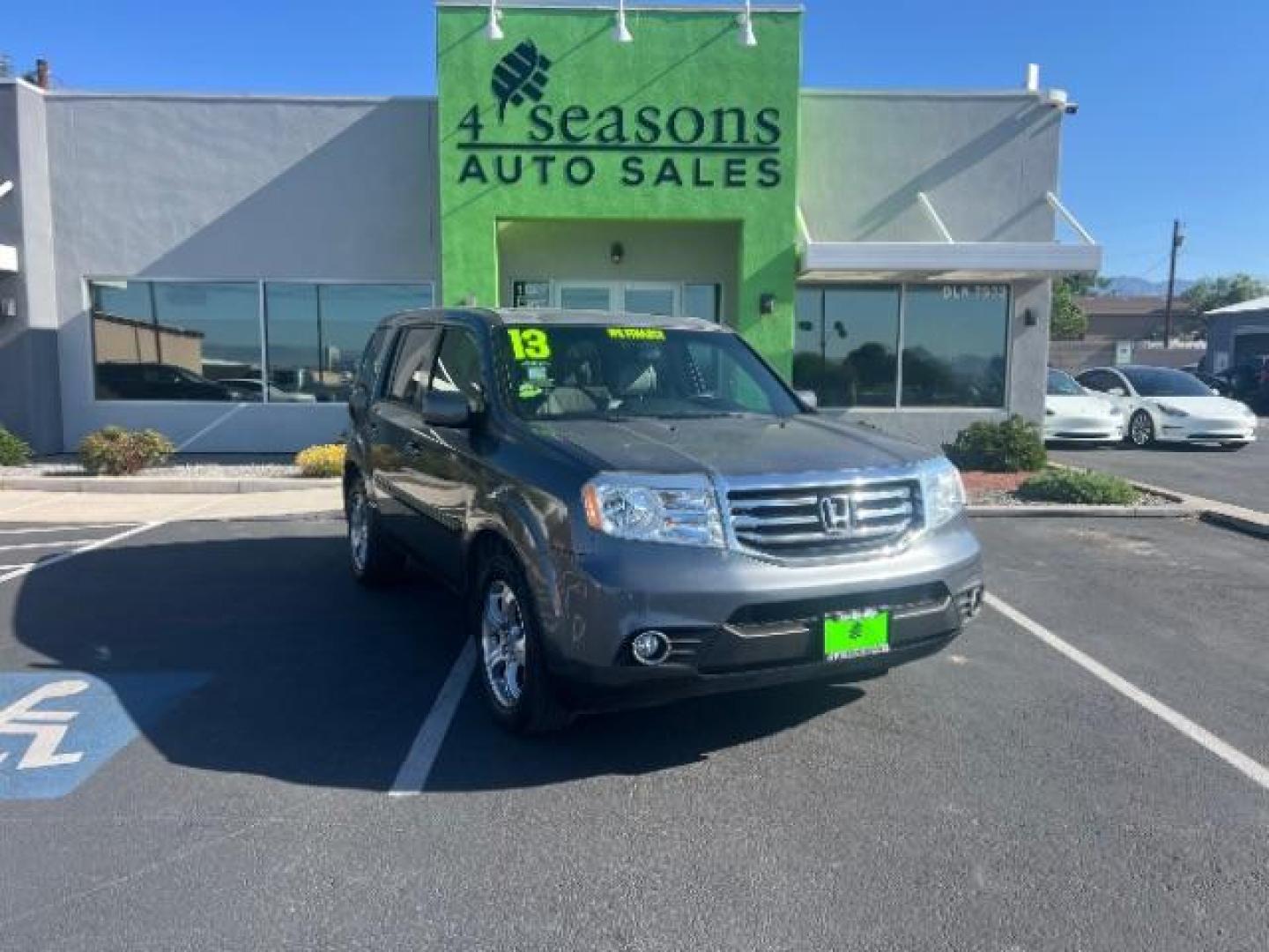 2013 Polished Metal Metallic /Beige Honda Pilot EX-L (5FNYF3H55DB) with an 3.5L V-6 i-VTEC VCM variable valve control engine, Automatic transmission, located at 1865 East Red Hills Pkwy, St. George, 84770, (435) 628-0023, 37.120850, -113.543640 - We specialize in helping ALL people get the best financing available. No matter your credit score, good, bad or none we can get you an amazing rate. Had a bankruptcy, divorce, or repossessions? We give you the green light to get your credit back on the road. Low down and affordable payments that fit - Photo#0