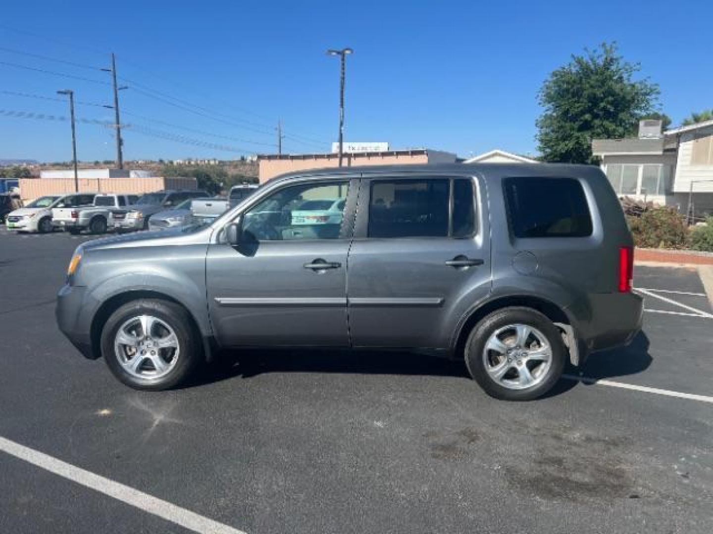 2013 Polished Metal Metallic /Beige Honda Pilot EX-L (5FNYF3H55DB) with an 3.5L V-6 i-VTEC VCM variable valve control engine, Automatic transmission, located at 1865 East Red Hills Pkwy, St. George, 84770, (435) 628-0023, 37.120850, -113.543640 - We specialize in helping ALL people get the best financing available. No matter your credit score, good, bad or none we can get you an amazing rate. Had a bankruptcy, divorce, or repossessions? We give you the green light to get your credit back on the road. Low down and affordable payments that fit - Photo#3