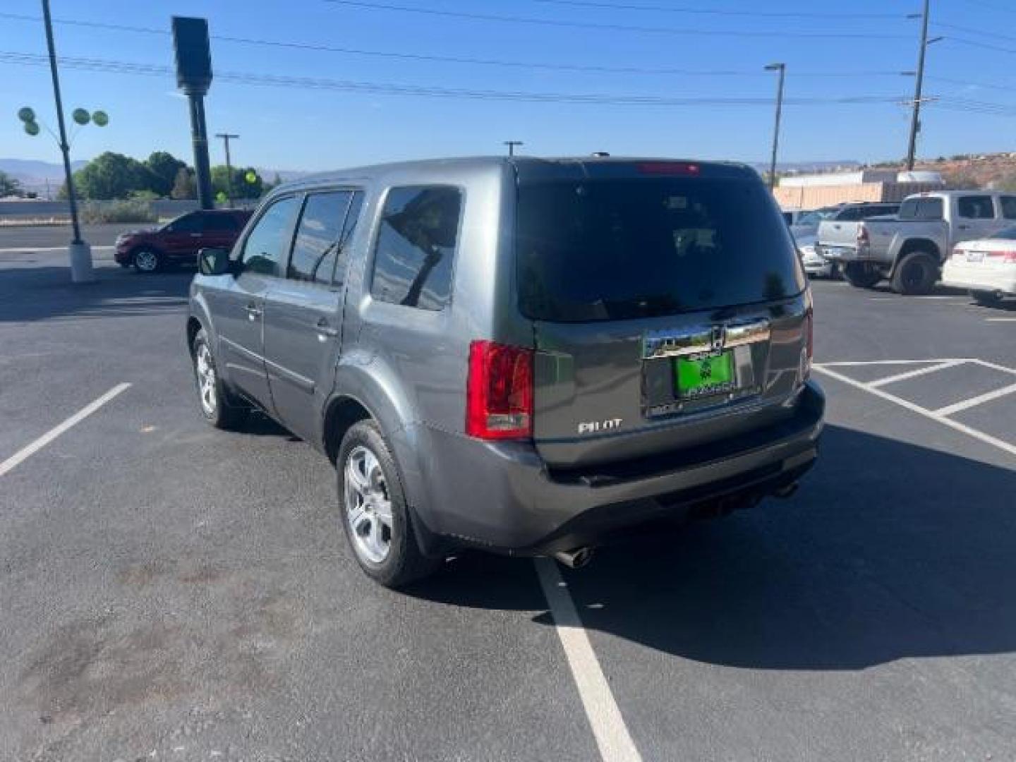 2013 Polished Metal Metallic /Beige Honda Pilot EX-L (5FNYF3H55DB) with an 3.5L V-6 i-VTEC VCM variable valve control engine, Automatic transmission, located at 1865 East Red Hills Pkwy, St. George, 84770, (435) 628-0023, 37.120850, -113.543640 - We specialize in helping ALL people get the best financing available. No matter your credit score, good, bad or none we can get you an amazing rate. Had a bankruptcy, divorce, or repossessions? We give you the green light to get your credit back on the road. Low down and affordable payments that fit - Photo#4