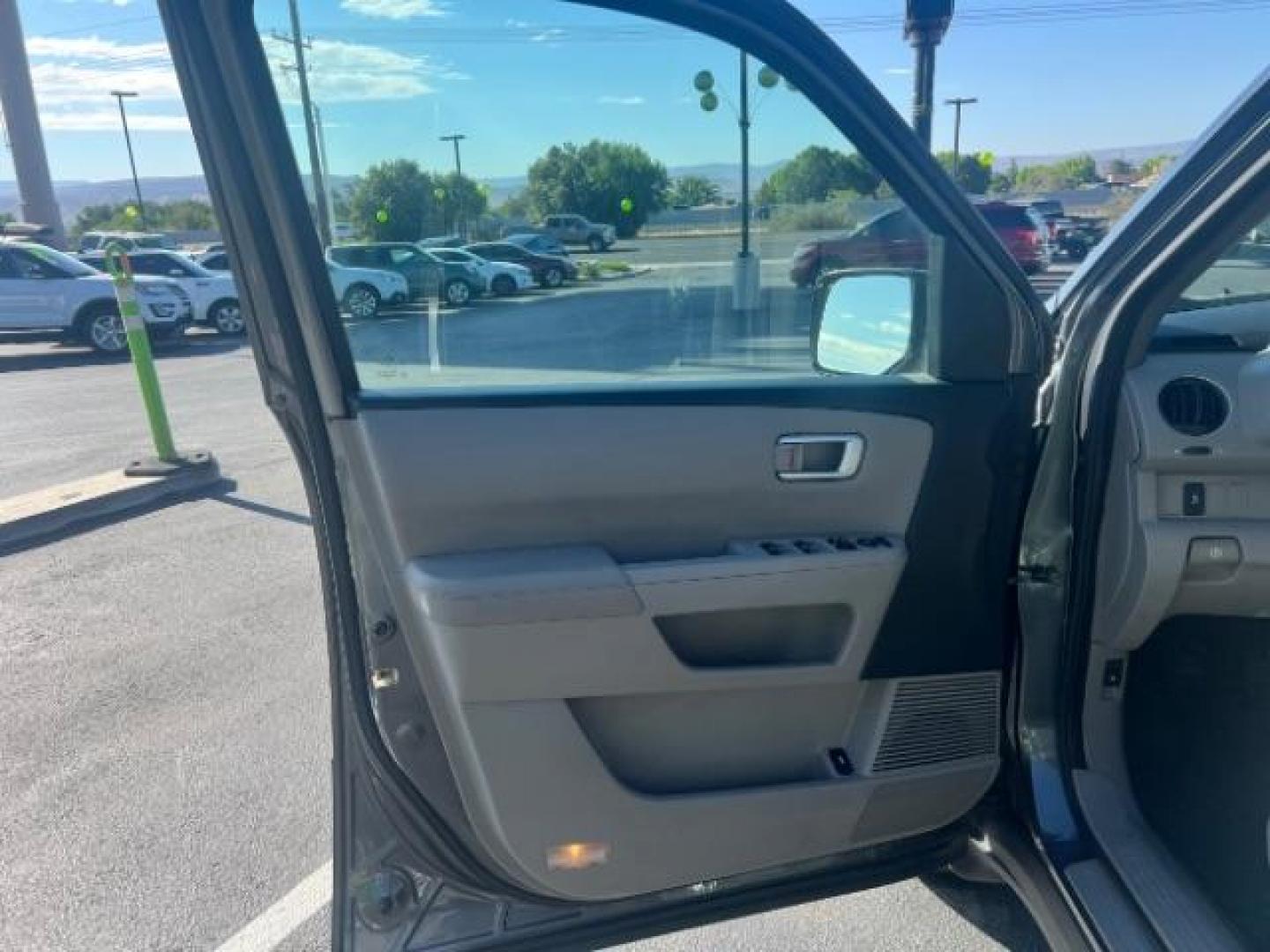 2013 Polished Metal Metallic /Beige Honda Pilot EX-L (5FNYF3H55DB) with an 3.5L V-6 i-VTEC VCM variable valve control engine, Automatic transmission, located at 1865 East Red Hills Pkwy, St. George, 84770, (435) 628-0023, 37.120850, -113.543640 - We specialize in helping ALL people get the best financing available. No matter your credit score, good, bad or none we can get you an amazing rate. Had a bankruptcy, divorce, or repossessions? We give you the green light to get your credit back on the road. Low down and affordable payments that fit - Photo#12