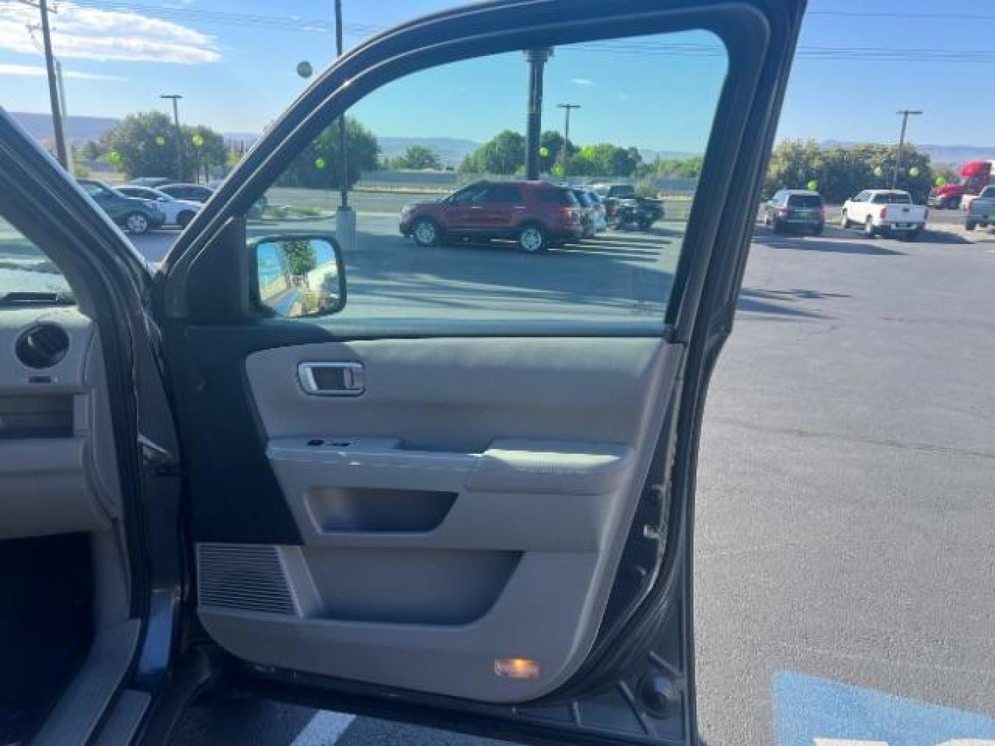 2013 Polished Metal Metallic /Beige Honda Pilot EX-L (5FNYF3H55DB) with an 3.5L V-6 i-VTEC VCM variable valve control engine, Automatic transmission, located at 1865 East Red Hills Pkwy, St. George, 84770, (435) 628-0023, 37.120850, -113.543640 - We specialize in helping ALL people get the best financing available. No matter your credit score, good, bad or none we can get you an amazing rate. Had a bankruptcy, divorce, or repossessions? We give you the green light to get your credit back on the road. Low down and affordable payments that fit - Photo#32