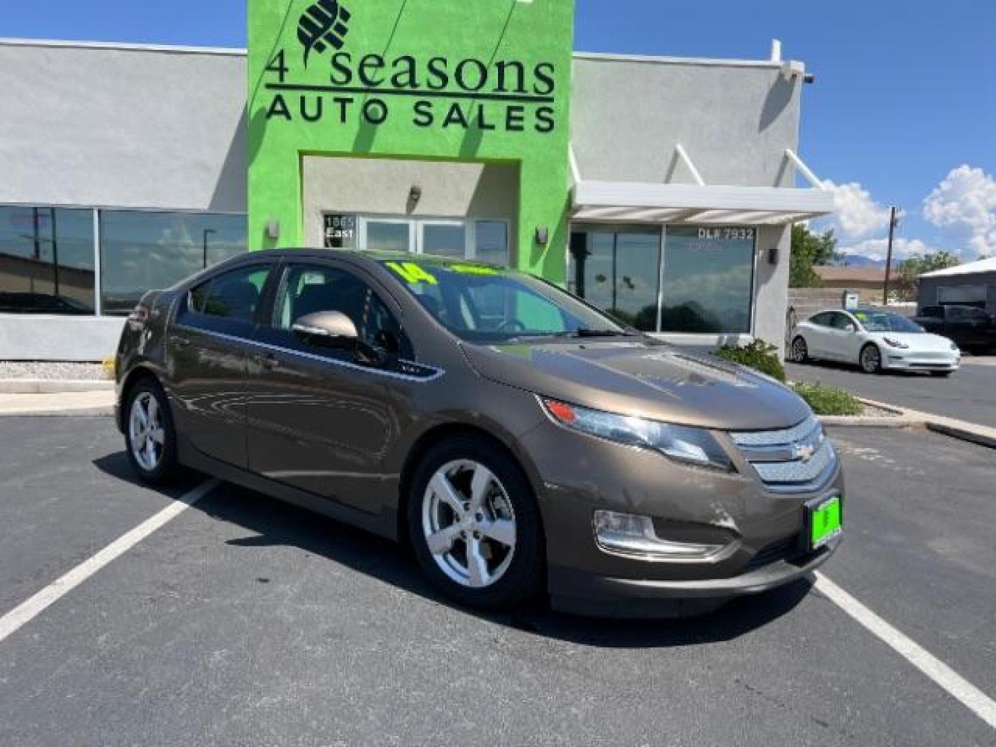 2014 BROWN /Charcoal, cloth Chevrolet Volt Standard (1G1RA6E42EU) with an 4 CYL Hybrid engine, AUTOMATIC transmission, located at 1865 East Red Hills Pkwy, St. George, 84770, (435) 628-0023, 37.120850, -113.543640 - ***This vehicle qualifies for the EV/Hybrid tax rebate of up to $4,000*** We are setup with the IRS to recieve direct payments within 72 hours. We file the rebate online with IRS and can credit it to your down payment, reduce the sales price OR give you cashback!! These cars will not last and can o - Photo#0
