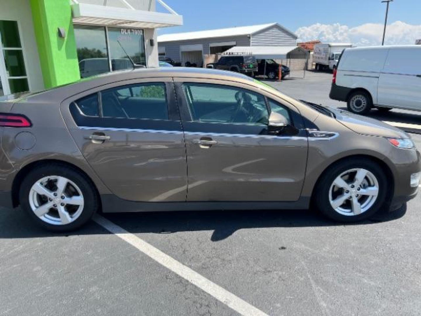 2014 BROWN /Charcoal, cloth Chevrolet Volt Standard (1G1RA6E42EU) with an 4 CYL Hybrid engine, AUTOMATIC transmission, located at 1865 East Red Hills Pkwy, St. George, 84770, (435) 628-0023, 37.120850, -113.543640 - ***This vehicle qualifies for the EV/Hybrid tax rebate of up to $4,000*** We are setup with the IRS to recieve direct payments within 72 hours. We file the rebate online with IRS and can credit it to your down payment, reduce the sales price OR give you cashback!! These cars will not last and can o - Photo#5
