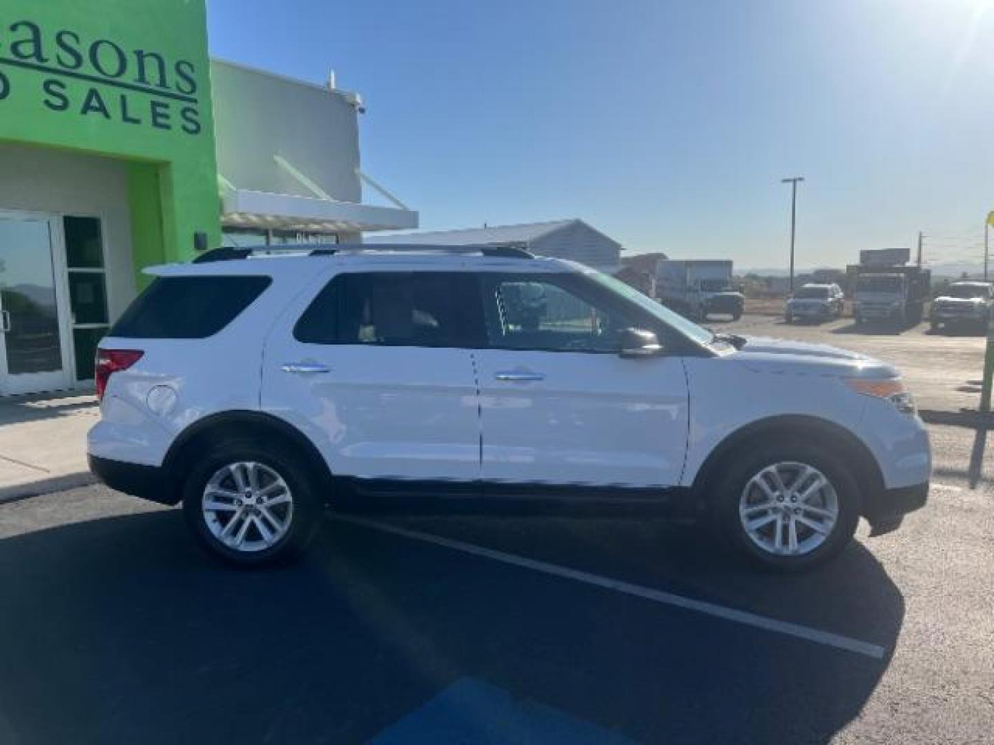 2015 Oxford White /Medium Light Stone Ford Explorer XLT (1FM5K7D85FG) with an EcoBoost 2L I-4 gasoline direct injection engine, Automatic transmission, located at 940 North Main Street, Cedar City, UT, 84720, (435) 628-0023, 37.692936, -113.061897 - We specialize in helping ALL people get the best financing available. No matter your credit score, good, bad or none we can get you an amazing rate. Had a bankruptcy, divorce, or repossessions? We give you the green light to get your credit back on the road. Low down and affordable payments that fit - Photo#7