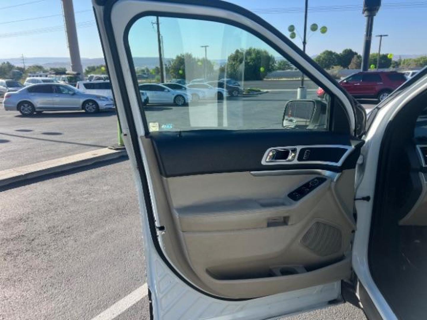 2015 Oxford White /Medium Light Stone Ford Explorer XLT (1FM5K7D85FG) with an EcoBoost 2L I-4 gasoline direct injection engine, Automatic transmission, located at 940 North Main Street, Cedar City, UT, 84720, (435) 628-0023, 37.692936, -113.061897 - We specialize in helping ALL people get the best financing available. No matter your credit score, good, bad or none we can get you an amazing rate. Had a bankruptcy, divorce, or repossessions? We give you the green light to get your credit back on the road. Low down and affordable payments that fit - Photo#12