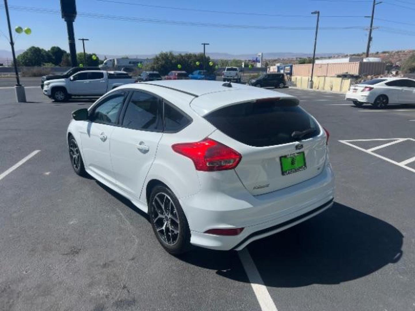 2016 Oxford White /Charcoal Black Ford Focus SE (1FADP3K29GL) with an 2L I-4 gasoline direct injection engine, Automatic transmission, located at 940 North Main Street, Cedar City, UT, 84720, (435) 628-0023, 37.692936, -113.061897 - Photo#4