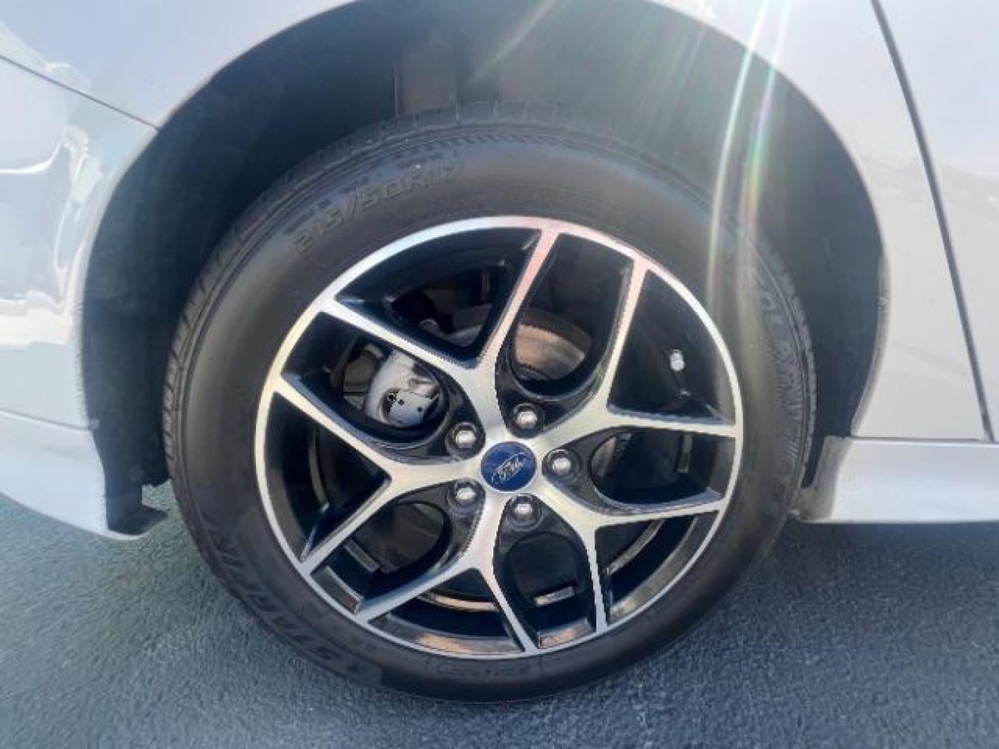2016 Oxford White /Charcoal Black Ford Focus SE (1FADP3K29GL) with an 2L I-4 gasoline direct injection engine, Automatic transmission, located at 940 North Main Street, Cedar City, UT, 84720, (435) 628-0023, 37.692936, -113.061897 - Photo#8