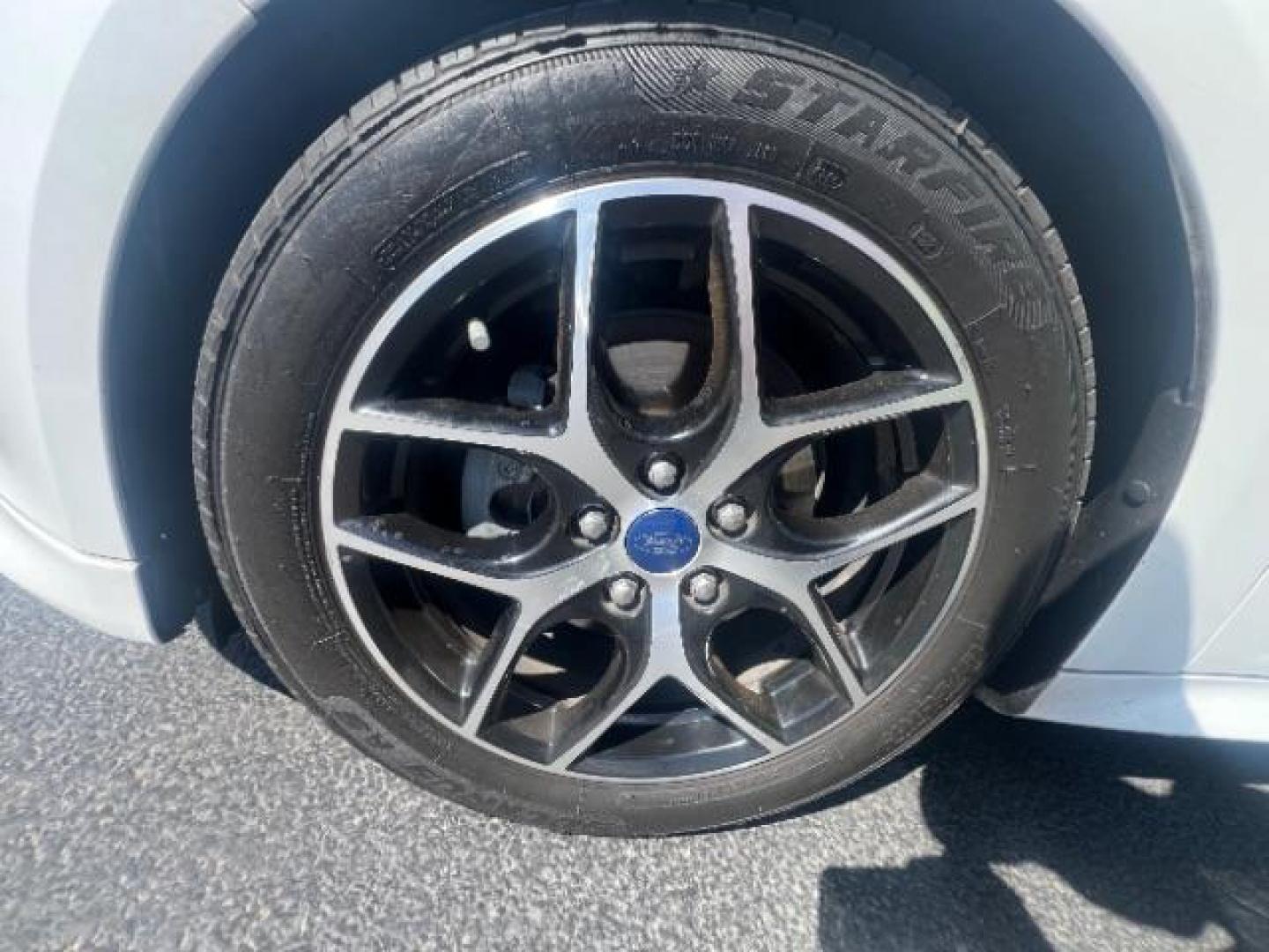 2016 Oxford White /Charcoal Black Ford Focus SE (1FADP3K29GL) with an 2L I-4 gasoline direct injection engine, Automatic transmission, located at 940 North Main Street, Cedar City, UT, 84720, (435) 628-0023, 37.692936, -113.061897 - Photo#10